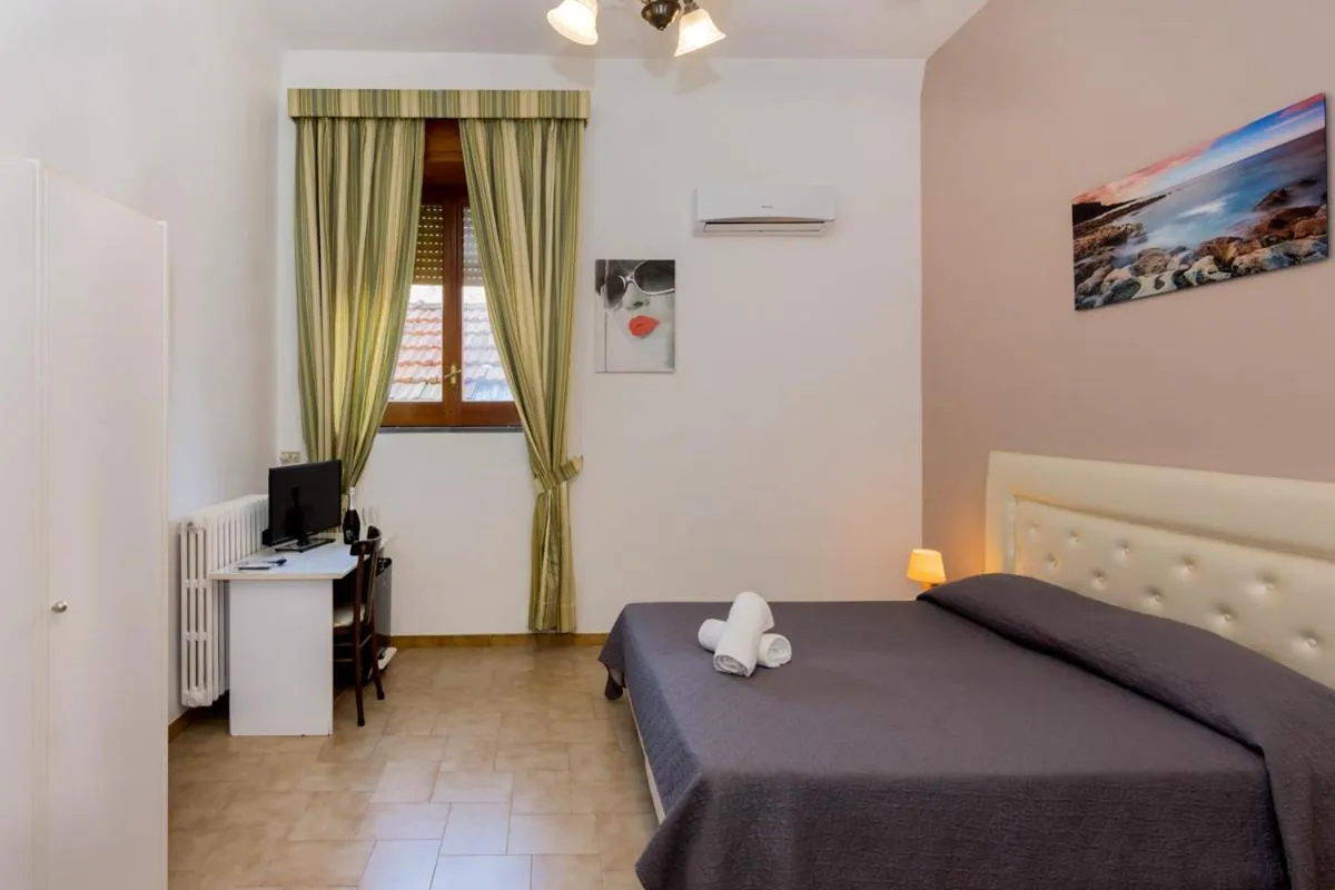 Bedroom, Bed in Sisters Hotel