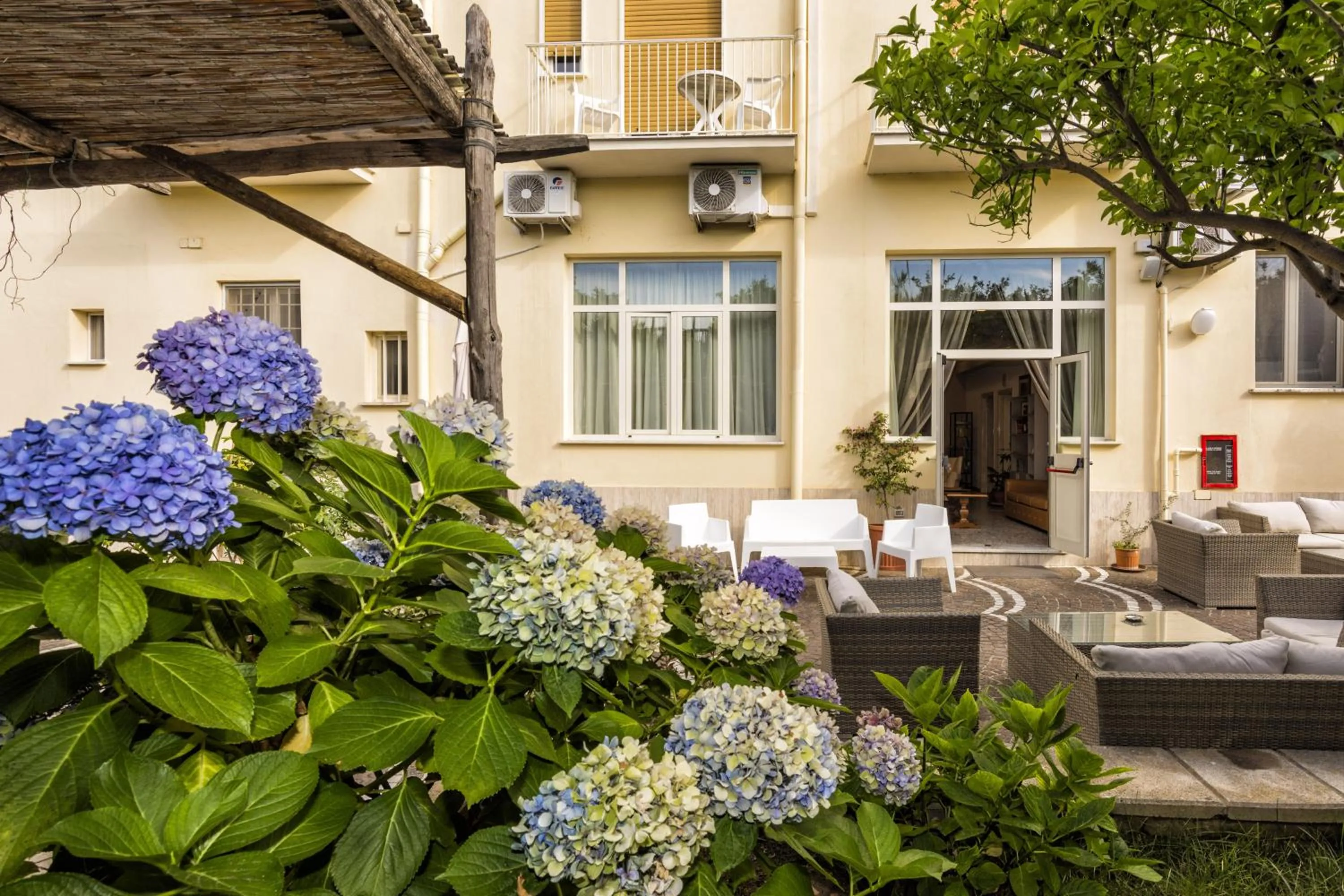 Garden in Sisters Hotel