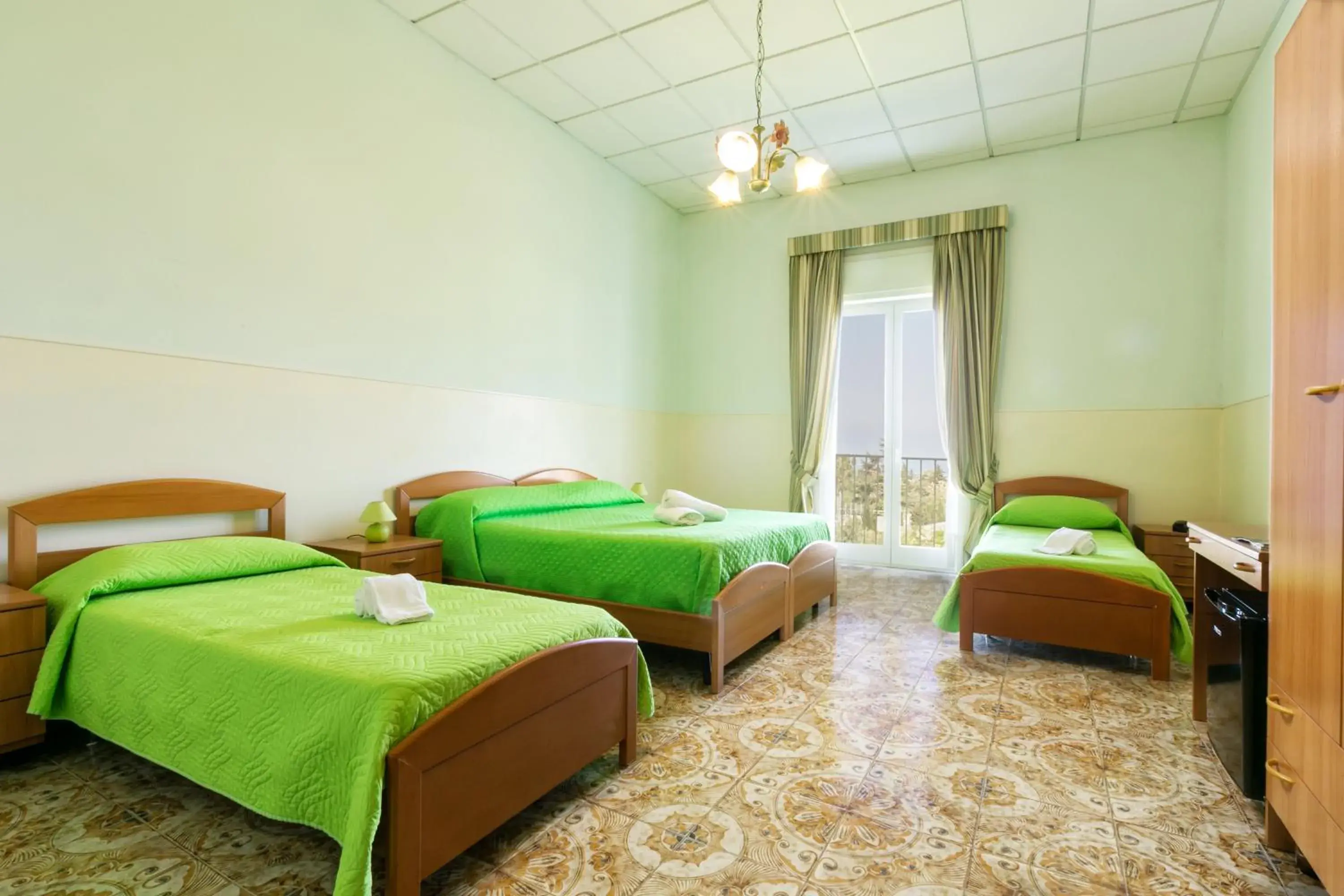 Quadruple Room with Sea View in Sisters Hotel Quadruple Room with Sea View in Sisters Hotel