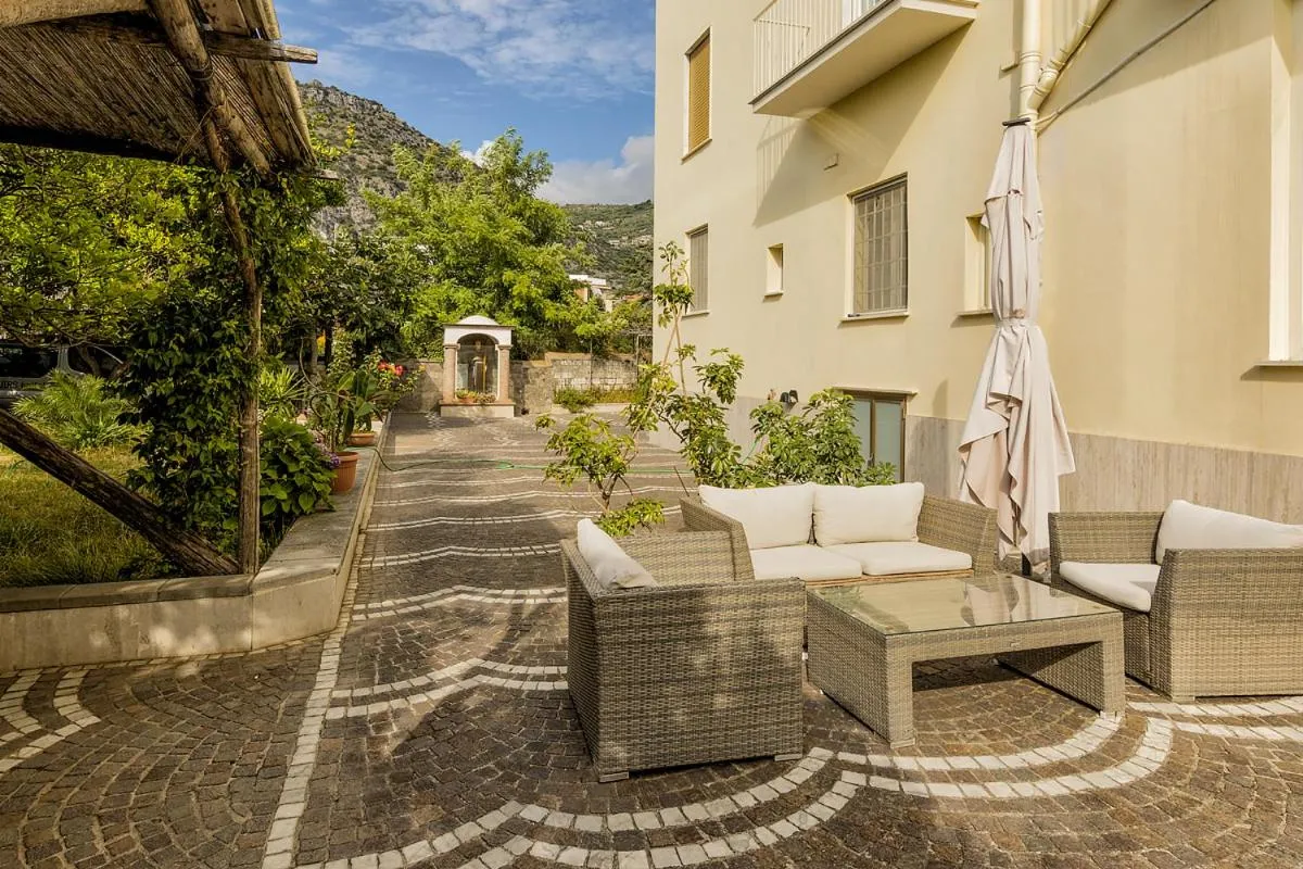 Garden in Sisters Hotel