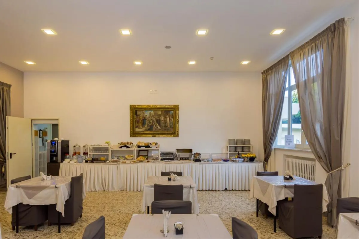 Breakfast in Sisters Hotel