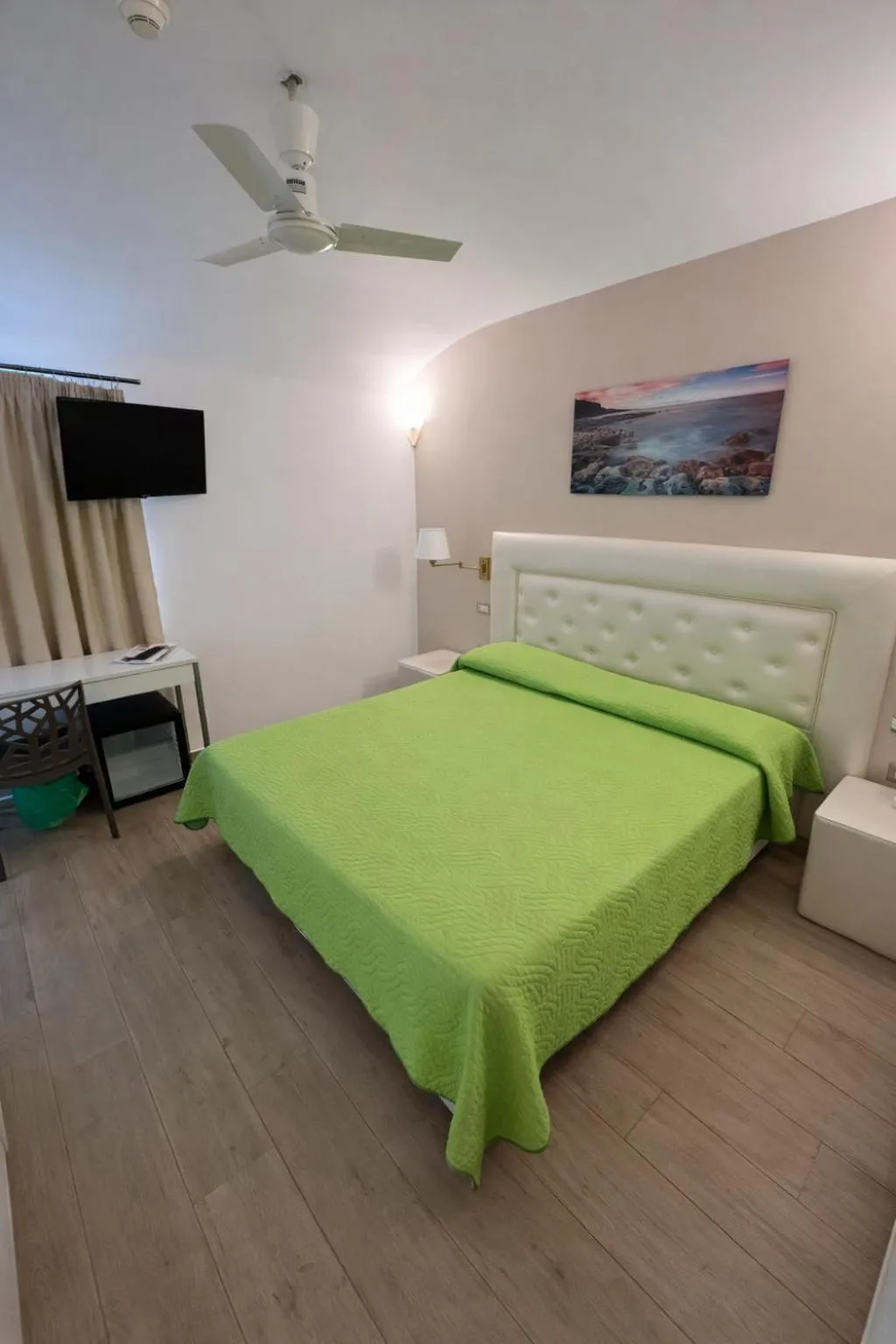 Bedroom, Bed in Sisters Hotel