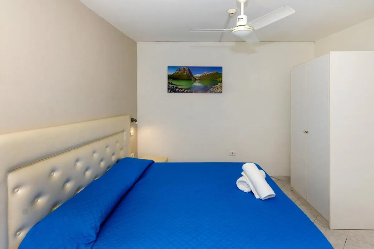 Bedroom, Bed in Sisters Hotel