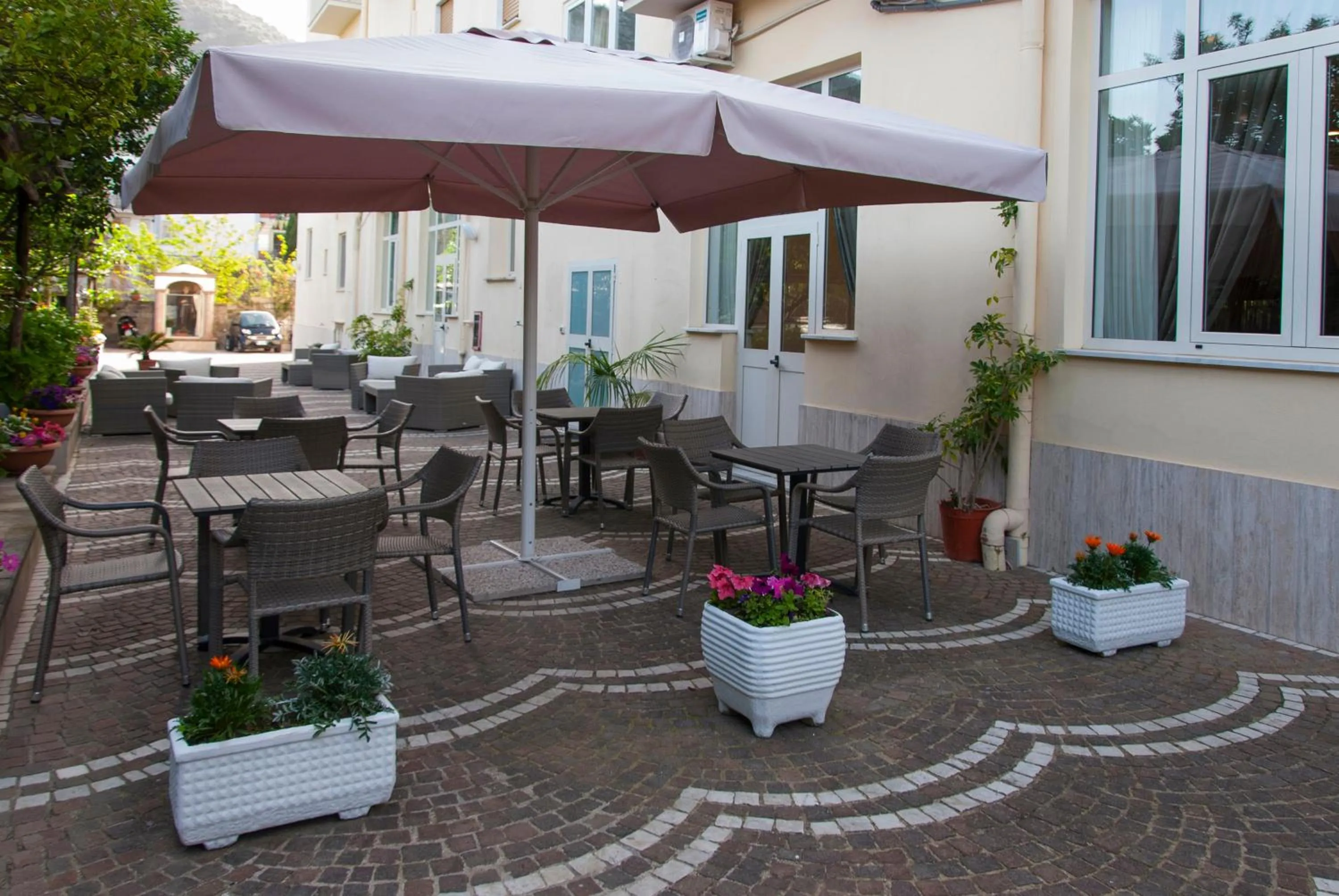 Garden in Sisters Hotel