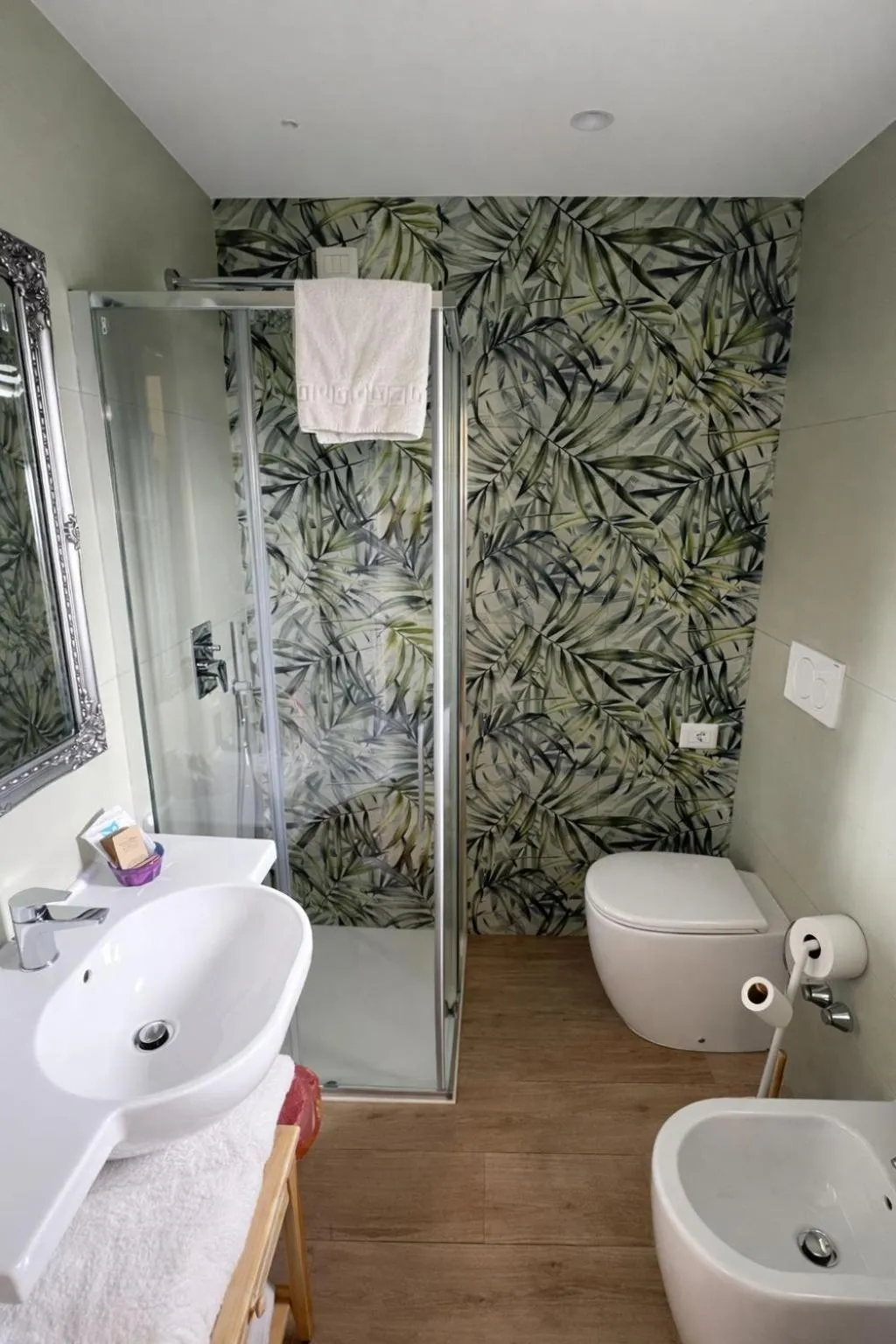 Bathroom in Sisters Hotel