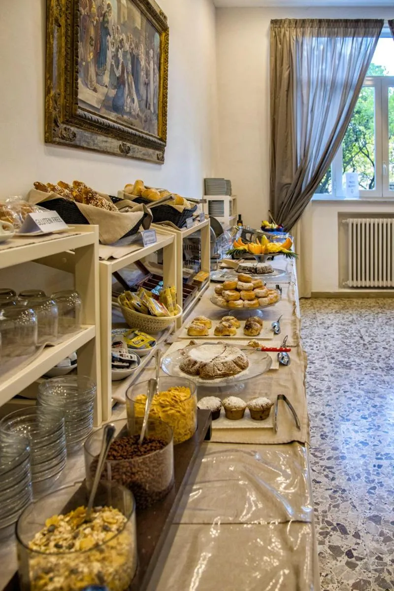 Food in Sisters Hotel