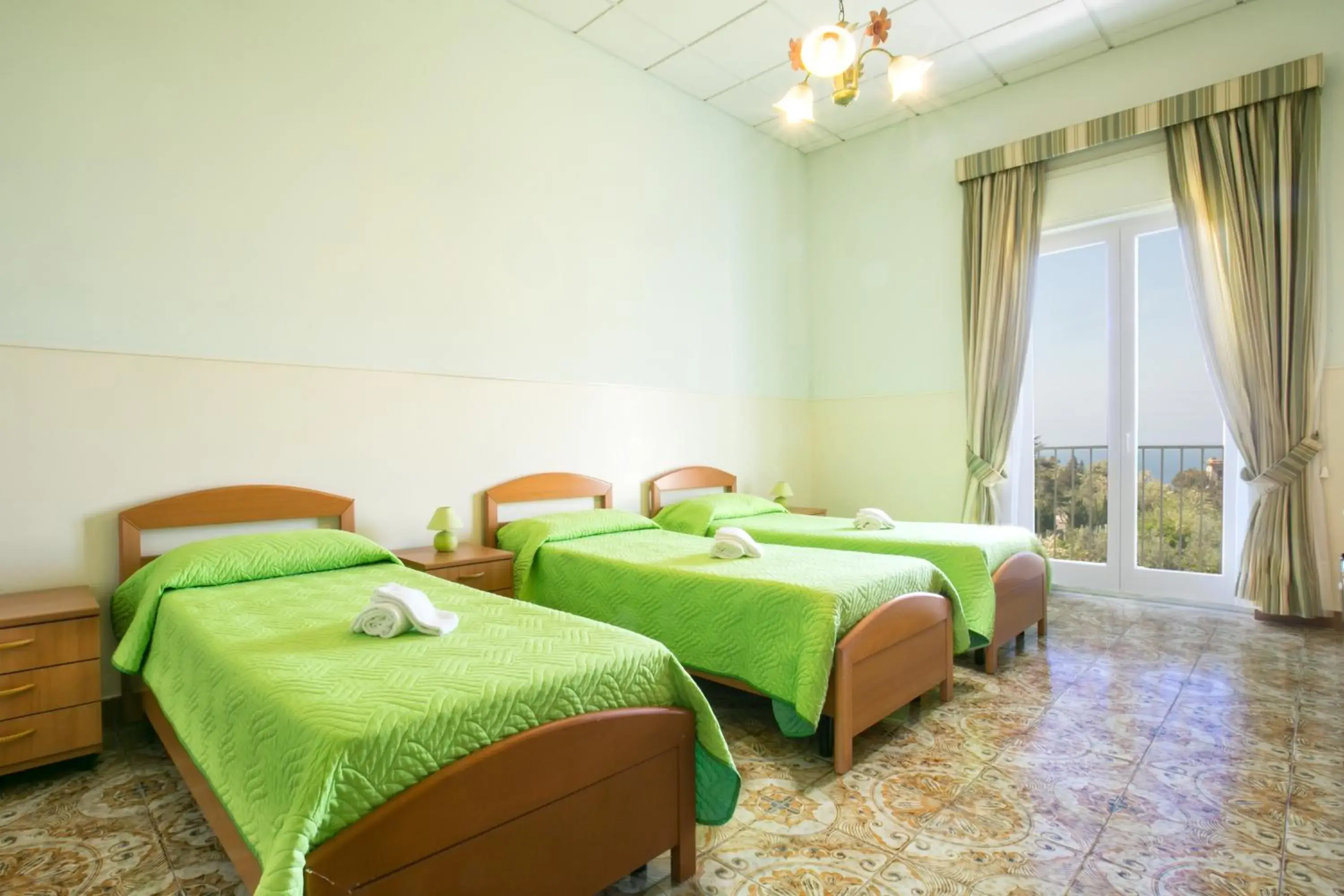 Triple Room with Sea View in Sisters Hotel Triple Room with Sea View in Sisters Hotel