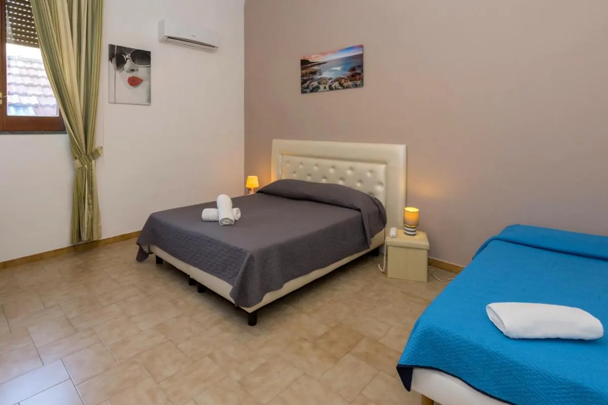 Bedroom, Bed in Sisters Hotel