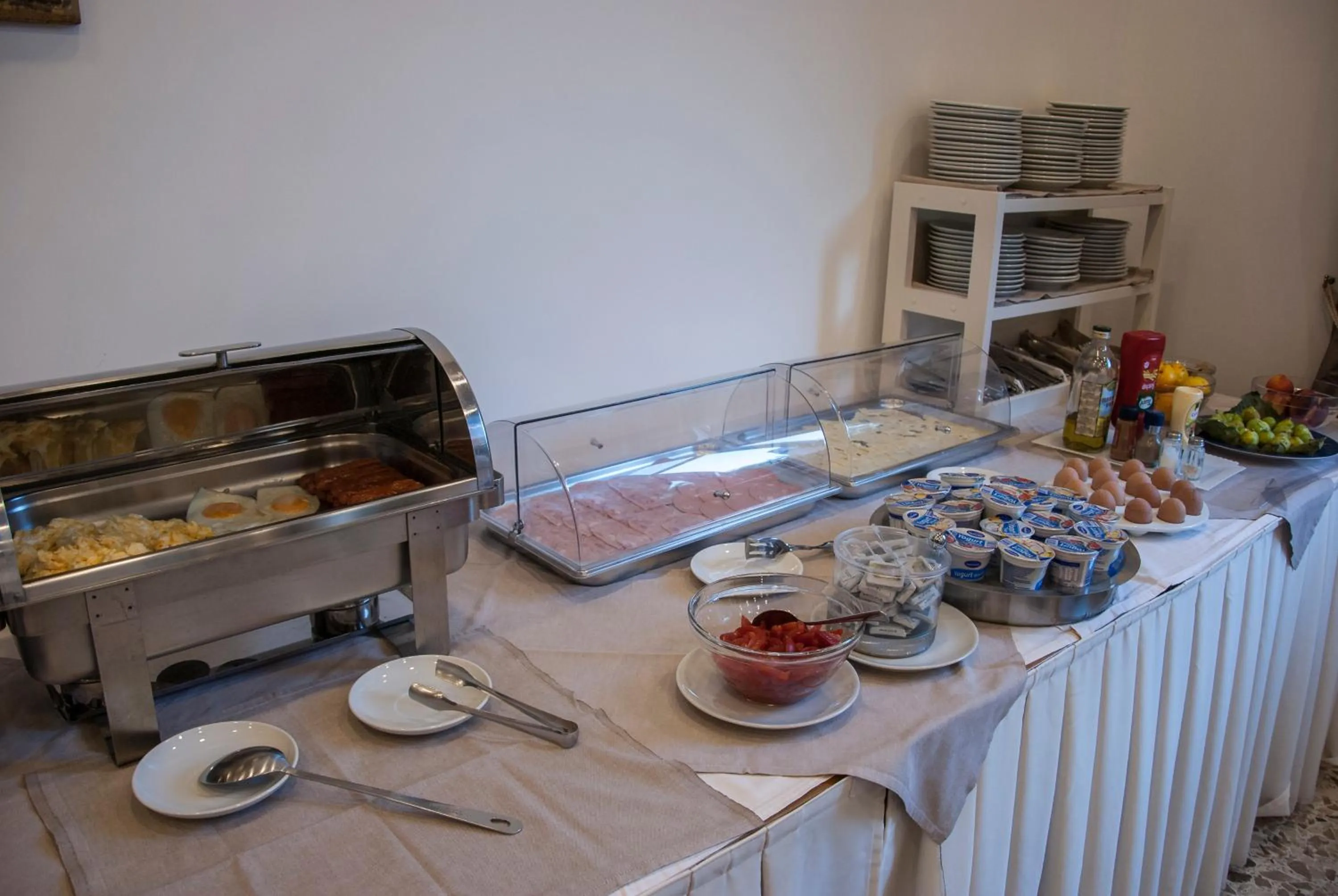 Buffet breakfast in Sisters Hotel