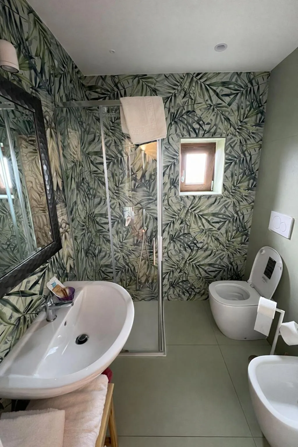 Bathroom in Sisters Hotel