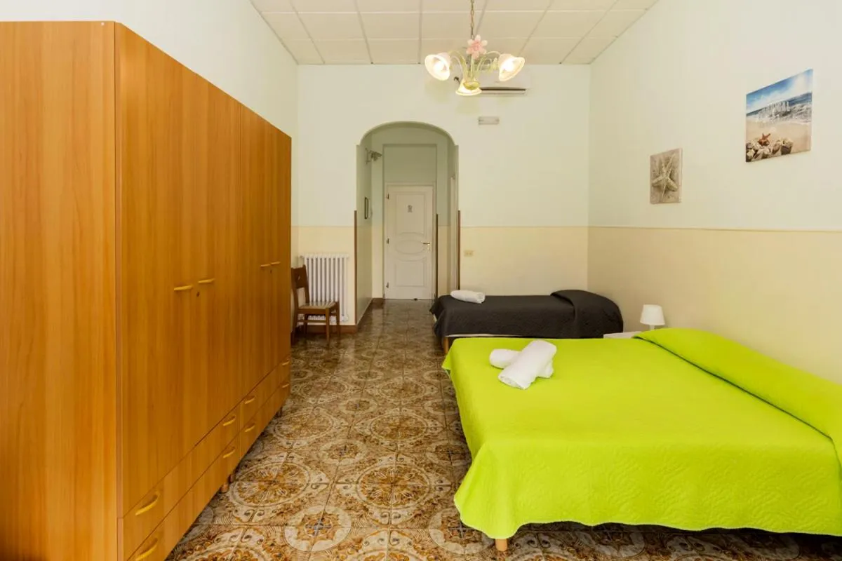 Bedroom, Bed in Sisters Hotel