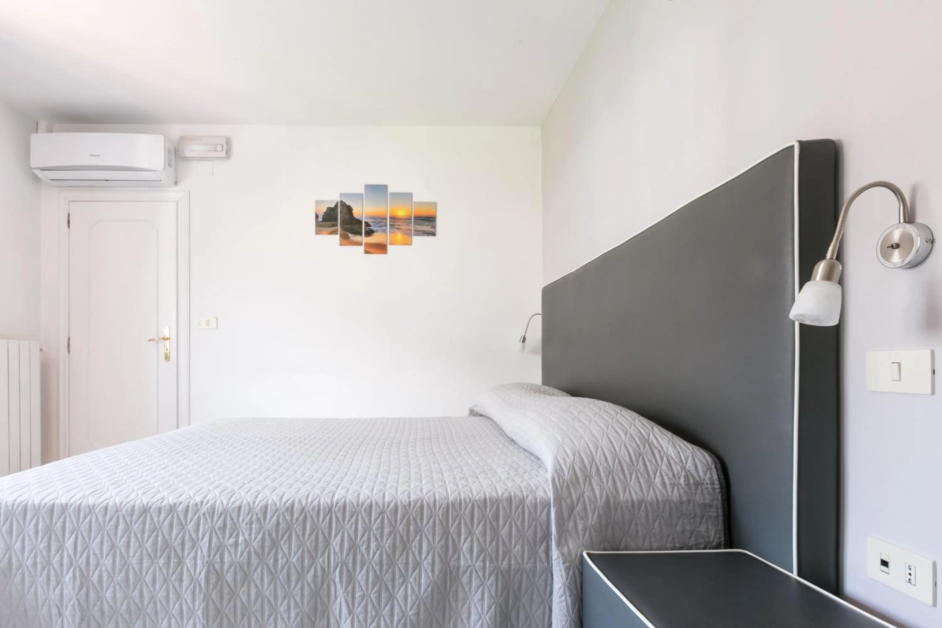 Photo of the whole room, Bed in Sisters Hotel