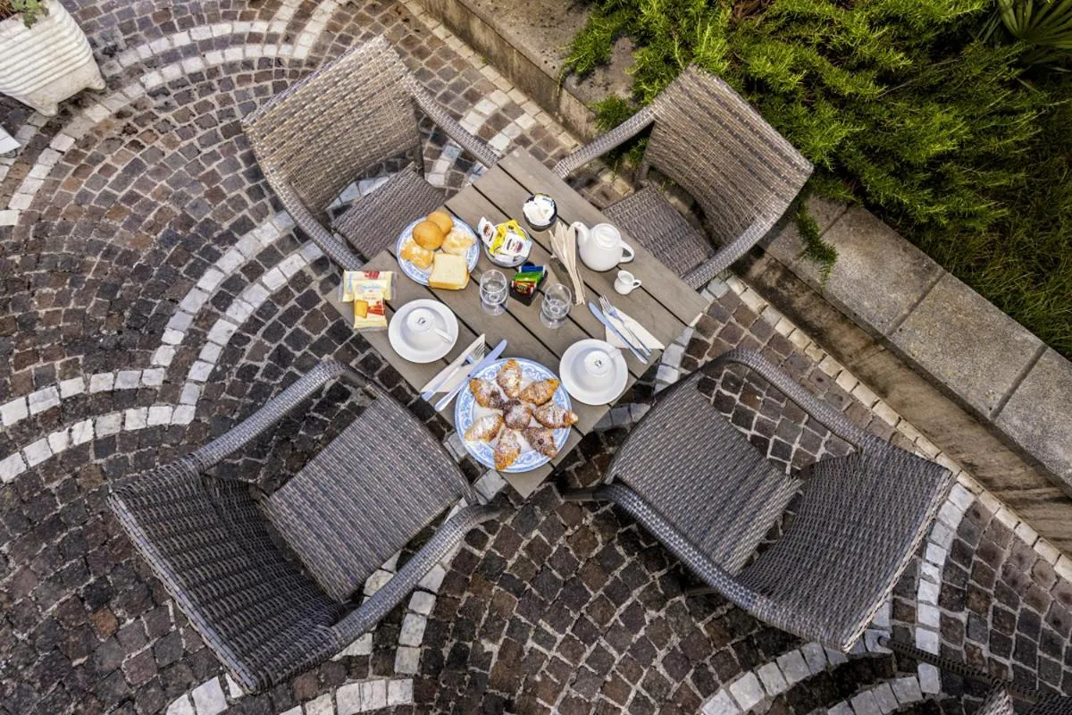 Breakfast in Sisters Hotel