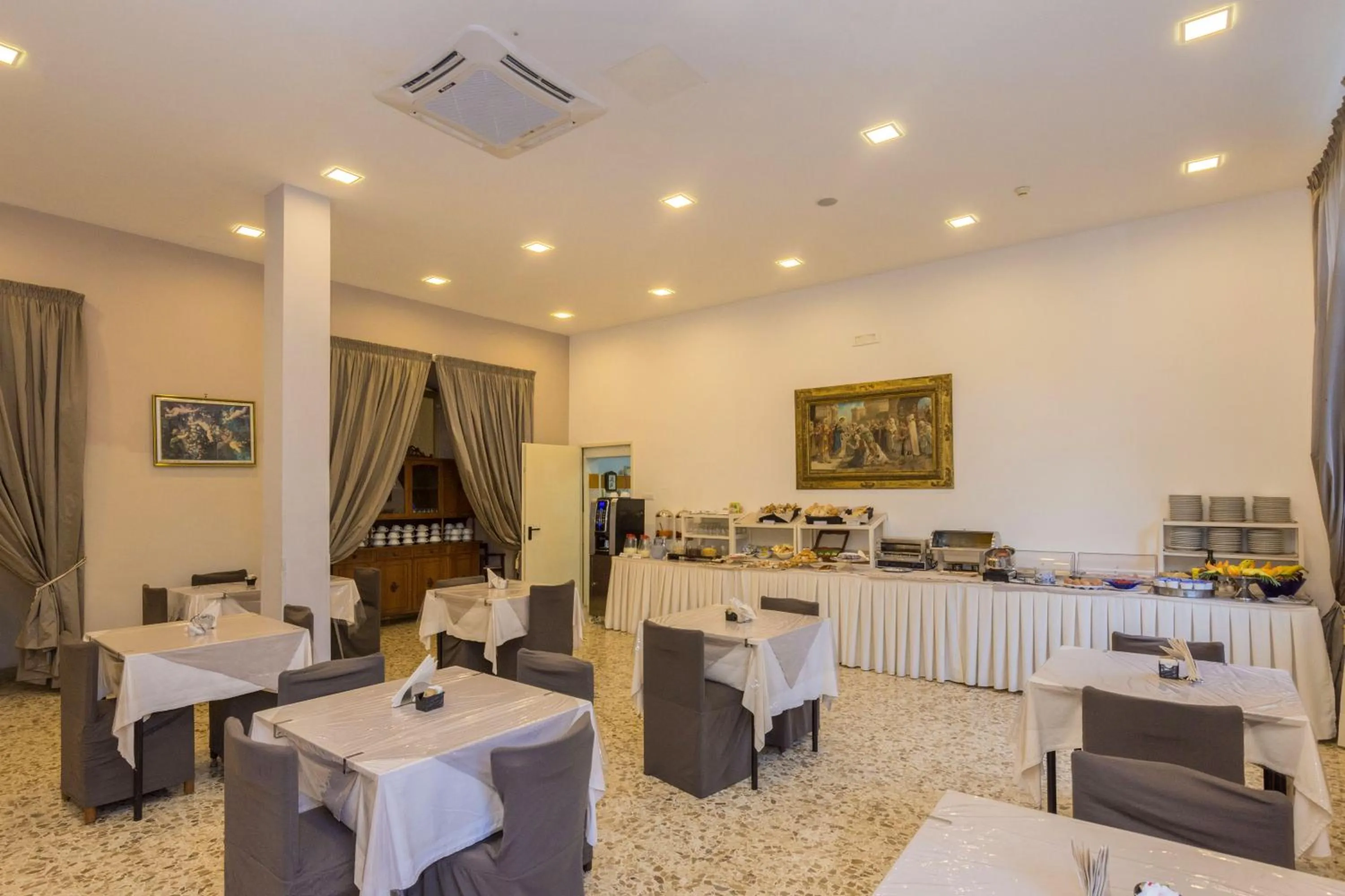 Buffet breakfast in Sisters Hotel