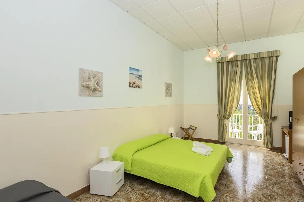 Bedroom, Bed in Sisters Hotel