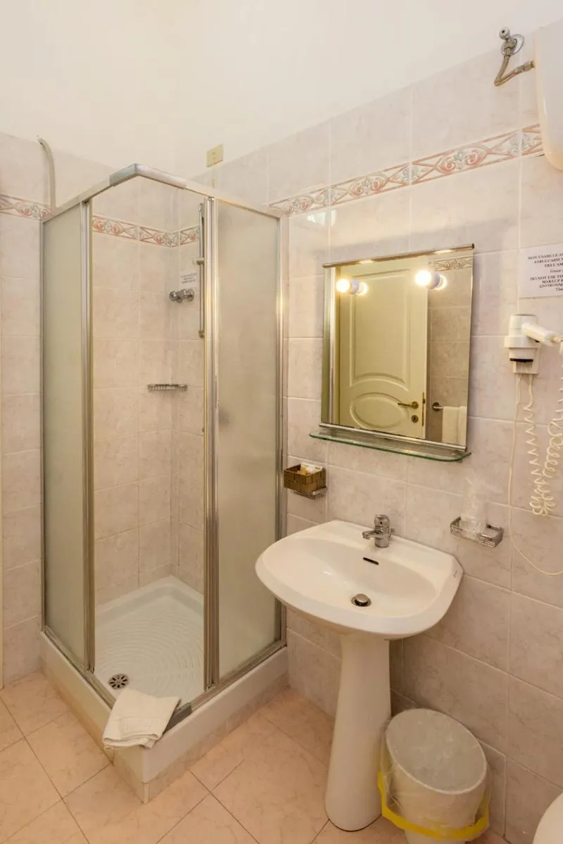 Bathroom in Sisters Hotel