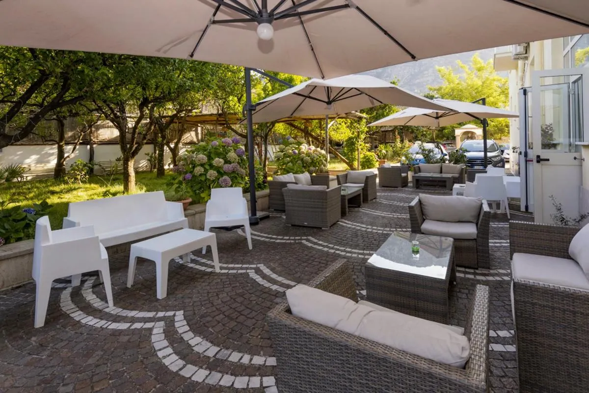 Garden in Sisters Hotel