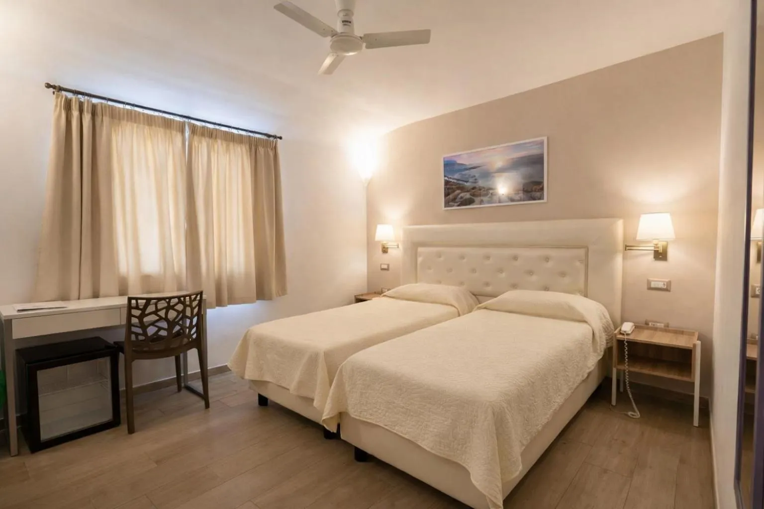 Bedroom, Bed in Sisters Hotel