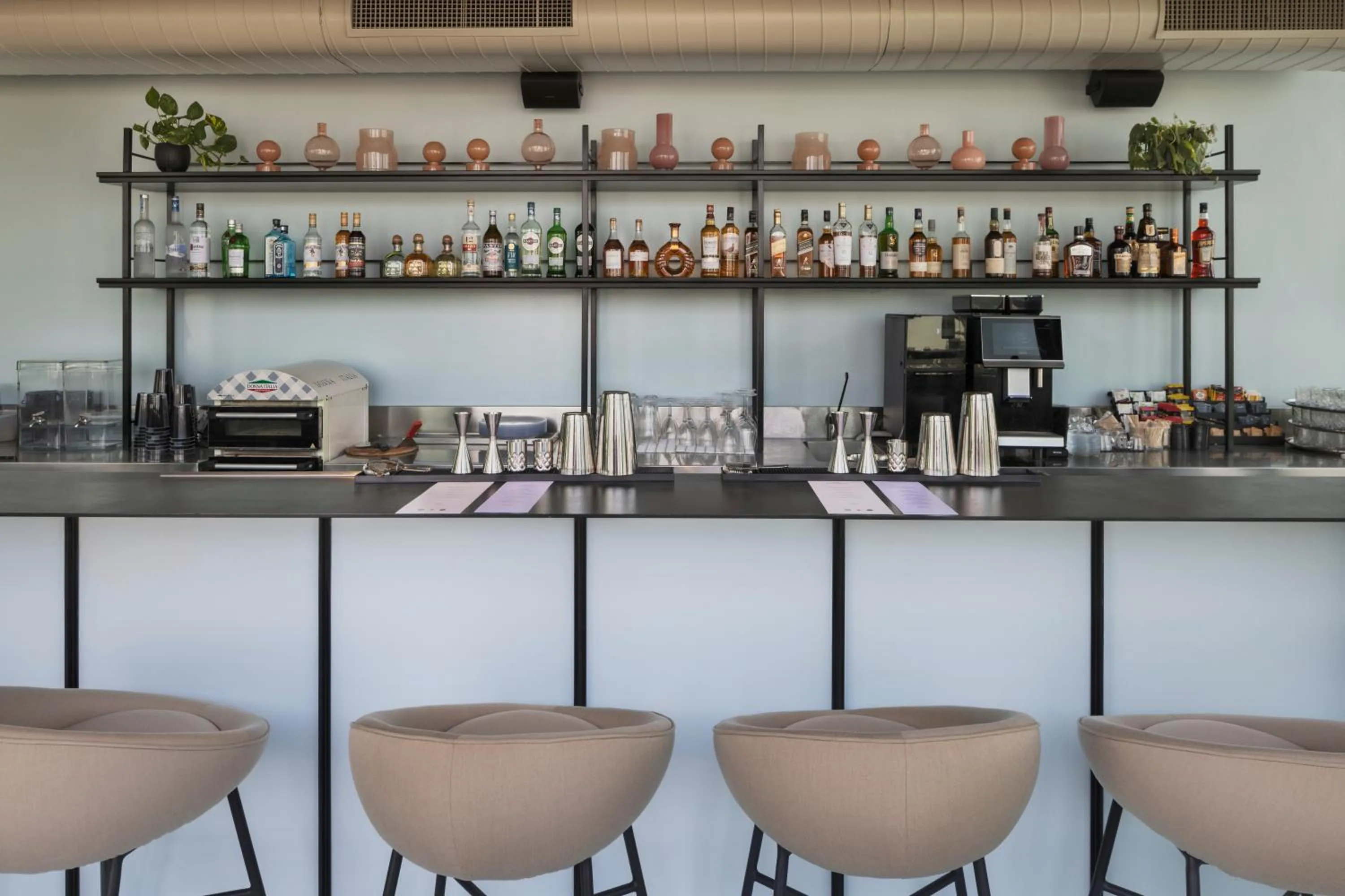 Lounge or bar in Gymnasia Isrotel, a Tribute Portfolio Hotel