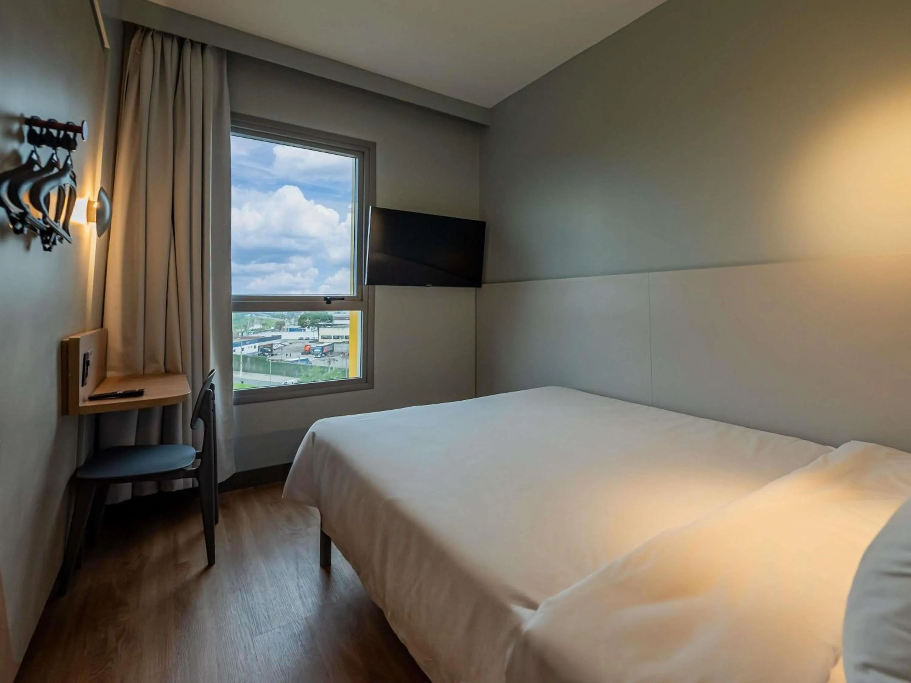 Bedroom, Bed in Ibis Budget Guarulhos Aeroporto