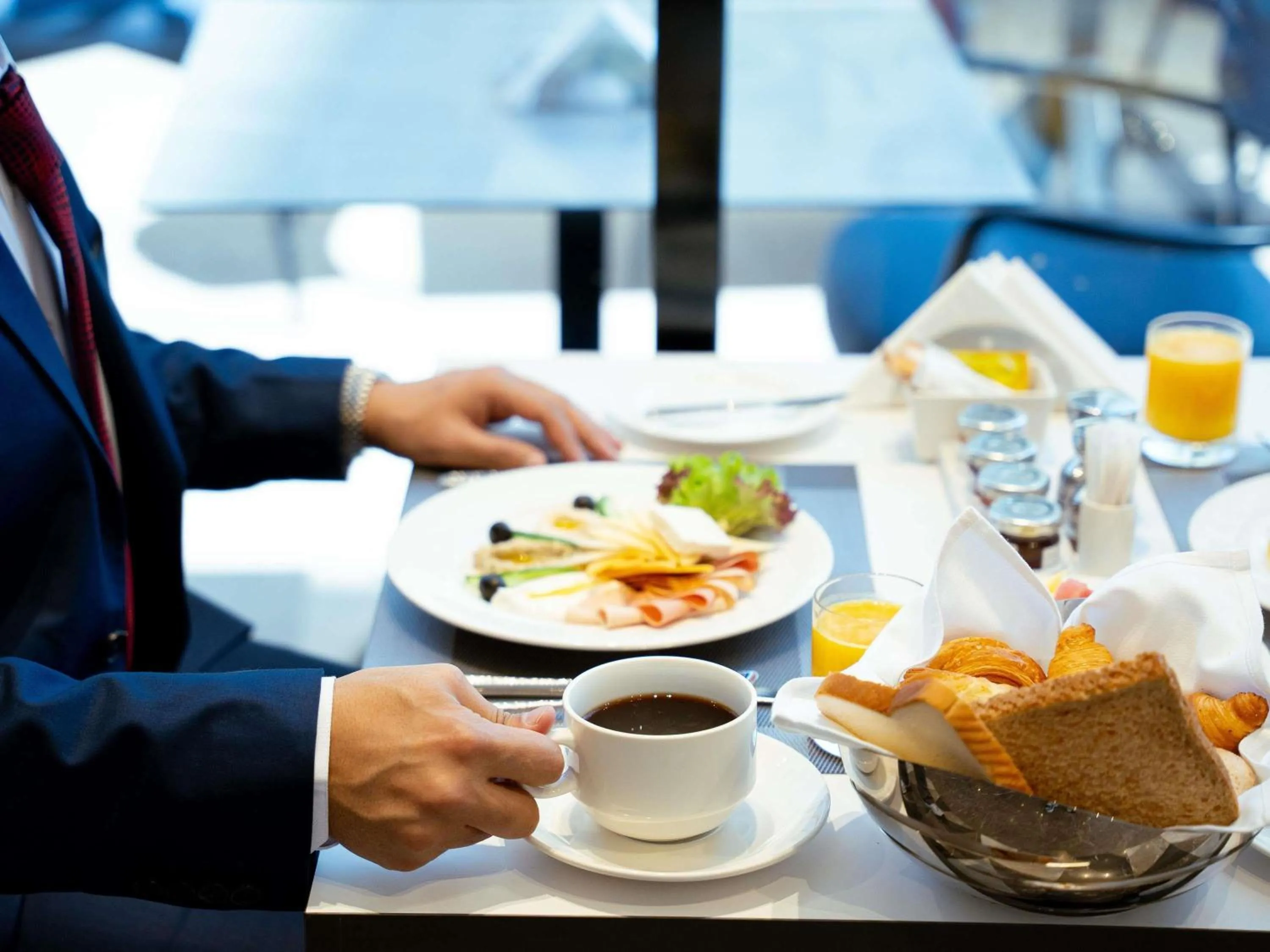 Restaurant/places to eat in Mercure Riyadh Al Anoud