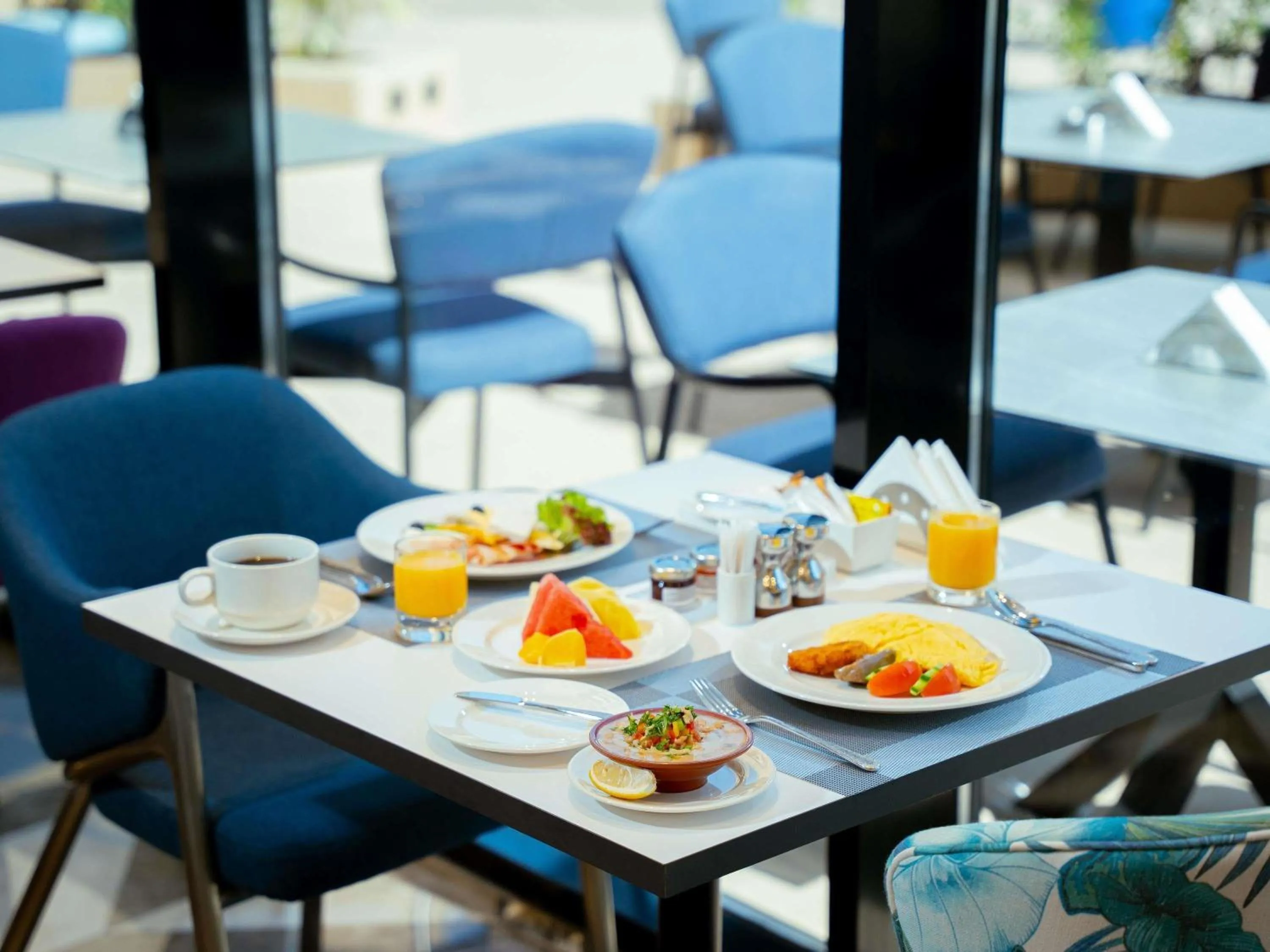 Restaurant/places to eat in Mercure Riyadh Al Anoud