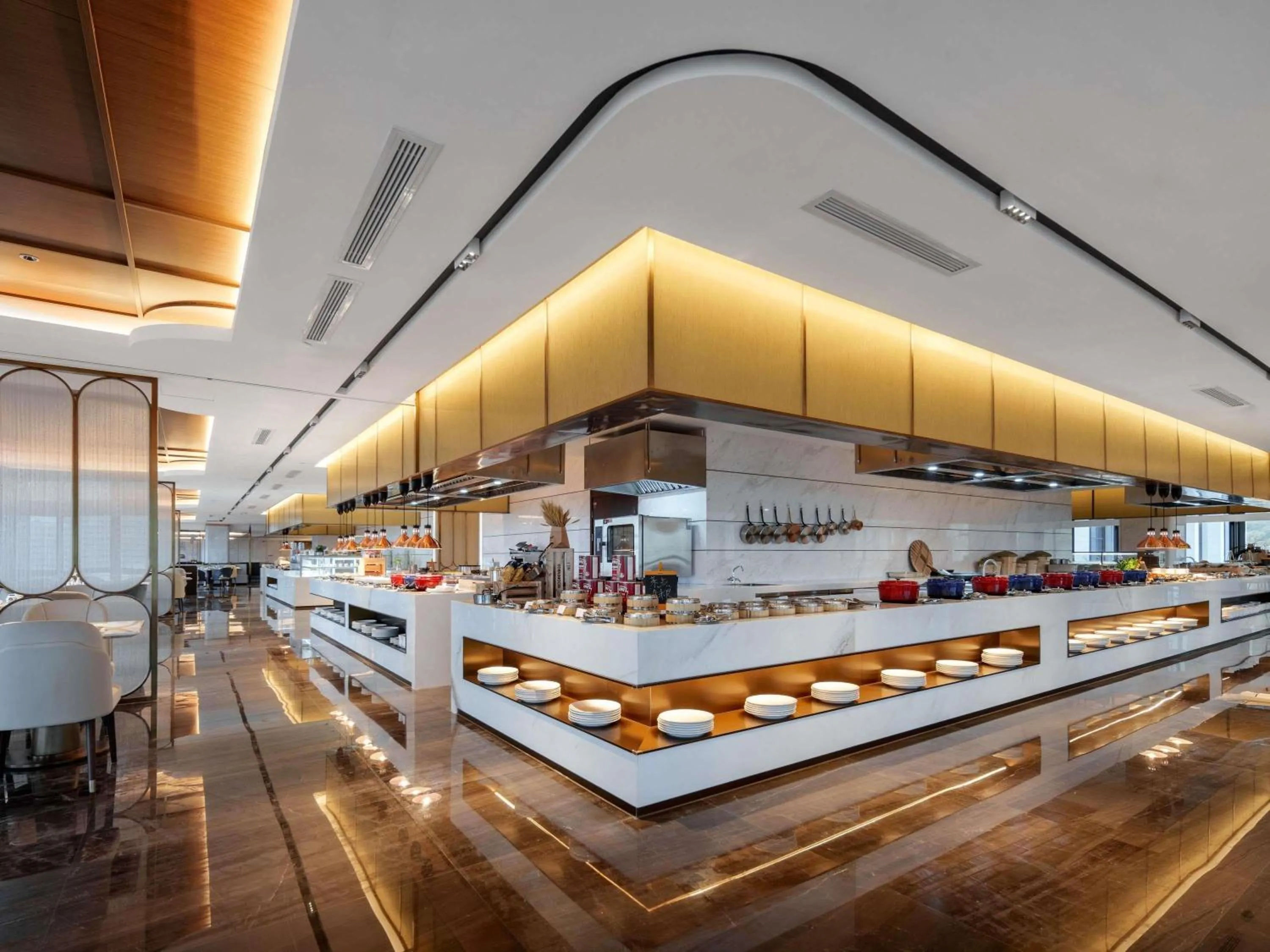 Restaurant/places to eat in Grand Mercure Hangzhou Qingshan Lake