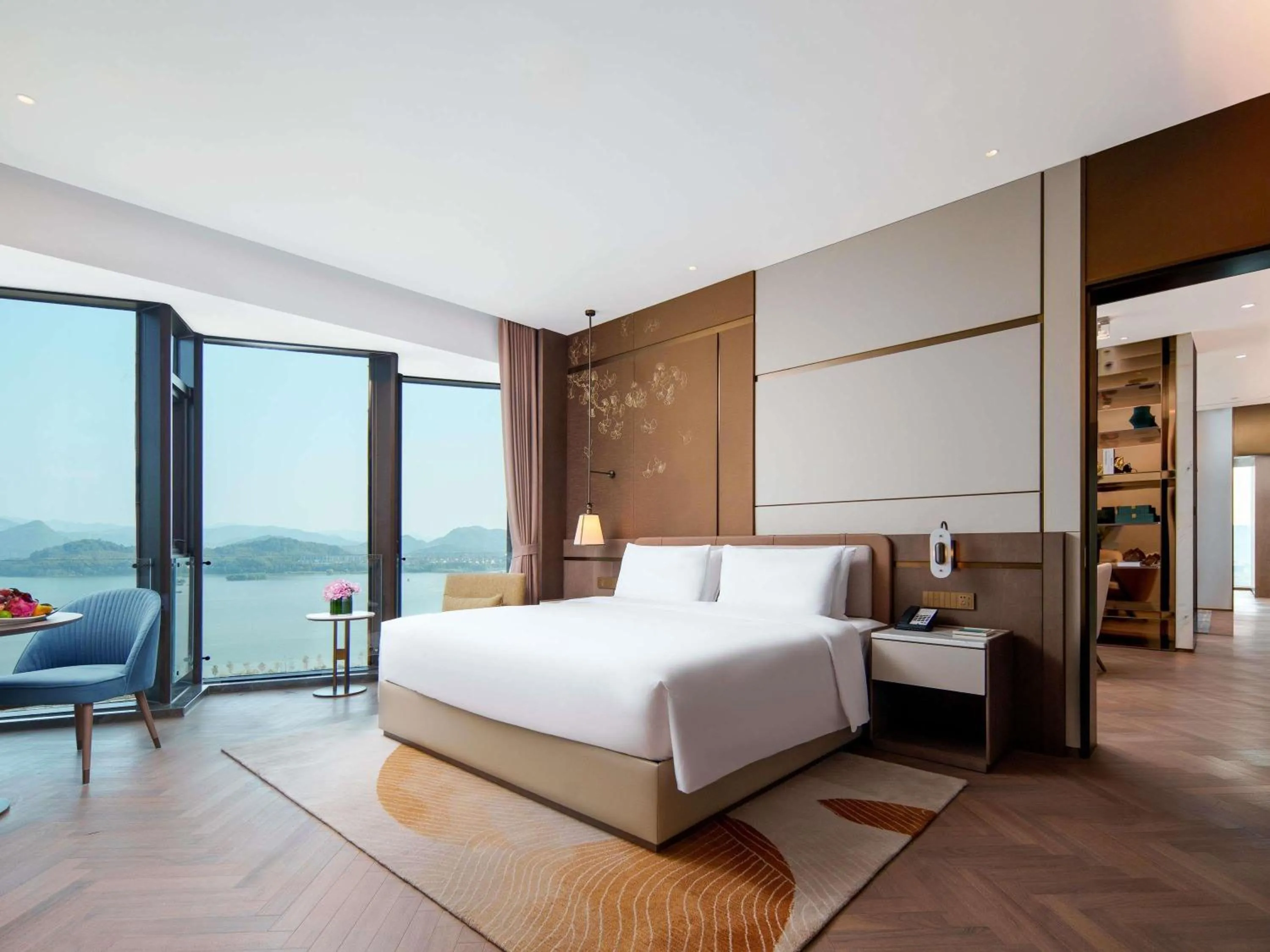 Photo of the whole room in Grand Mercure Hangzhou Qingshan Lake