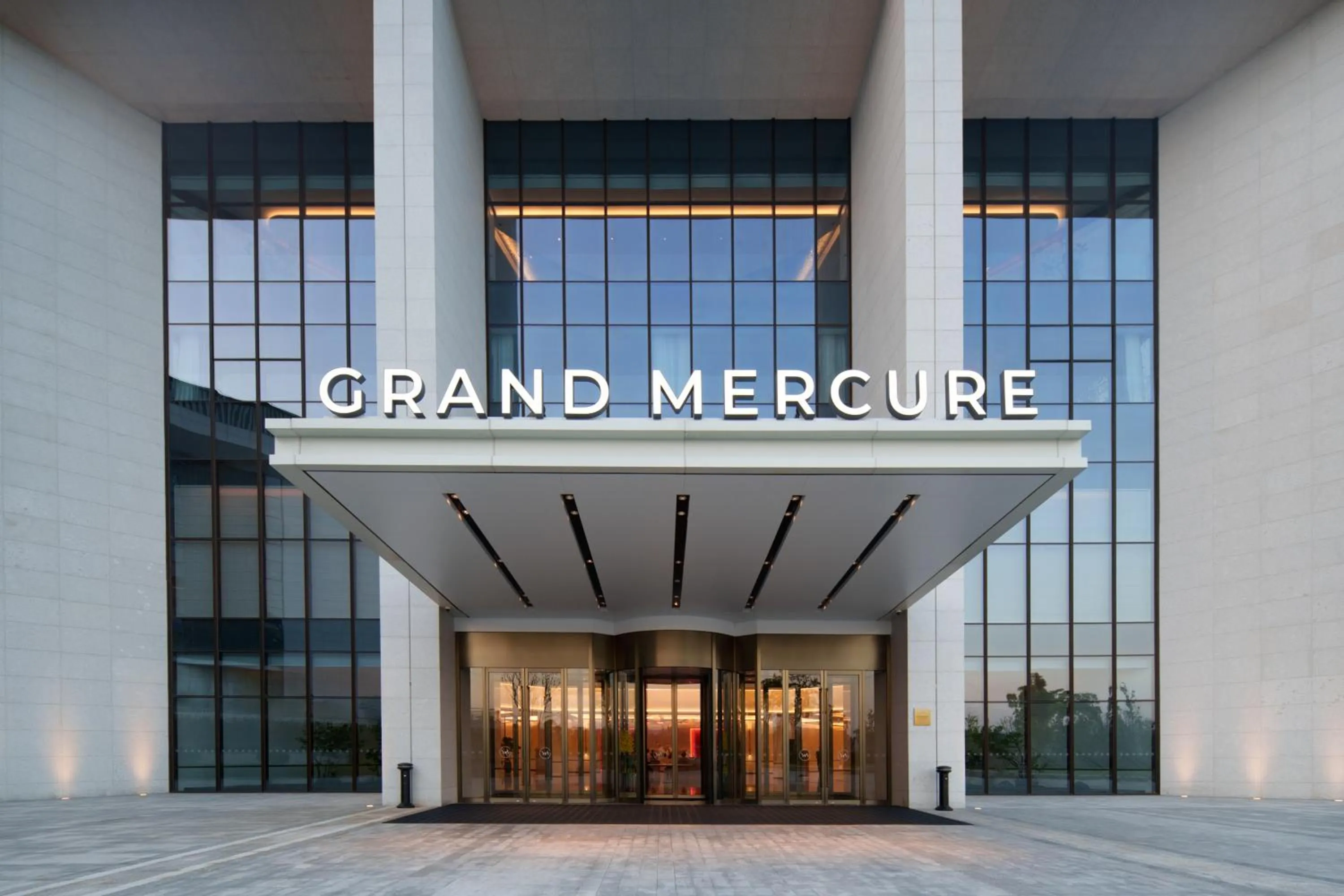 Property logo or sign in Grand Mercure Hangzhou Qingshan Lake