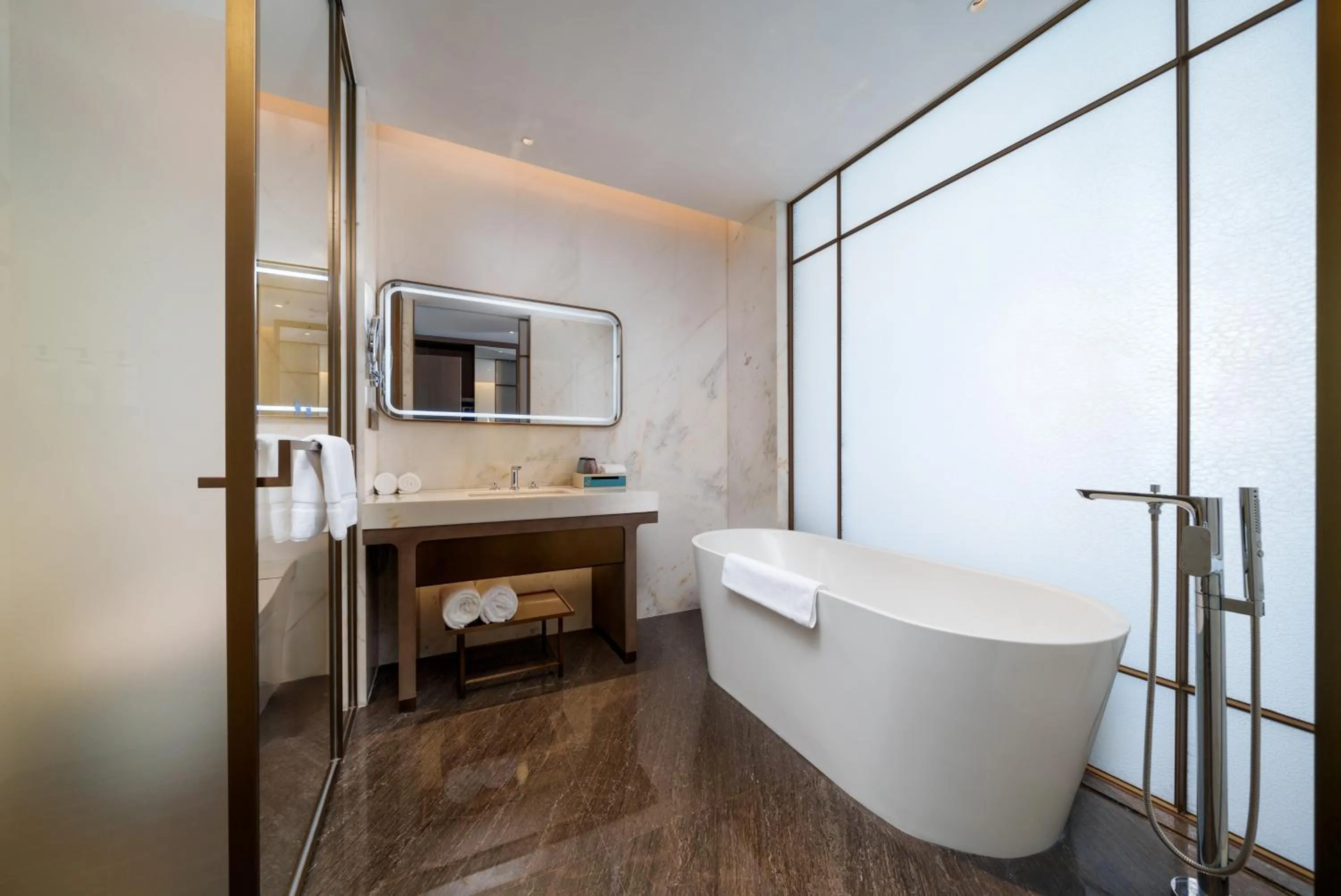 Bathroom in Grand Mercure Hangzhou Qingshan Lake