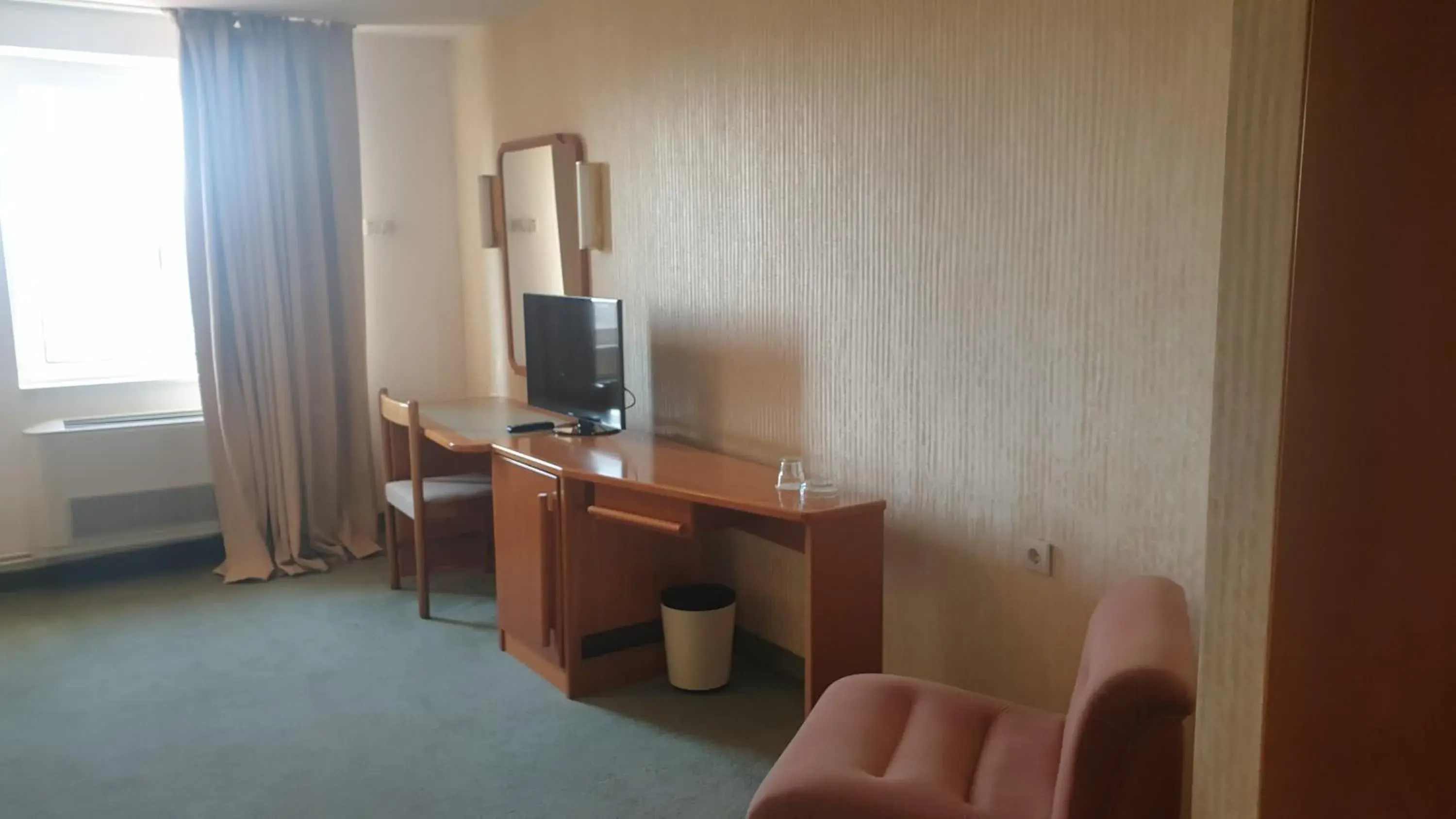 Twin Room with Balcony - single occupancy in Hotel Bellevue Twin Room with Balcony - single occupancy in Hotel Bellevue