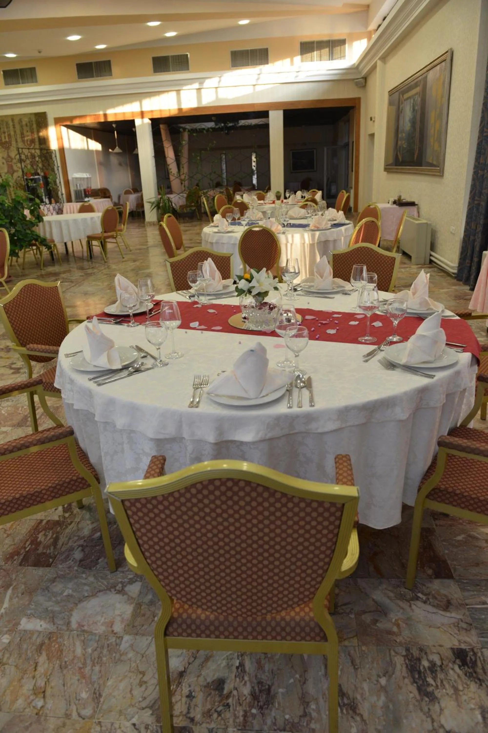 Restaurant/places to eat in Hotel Bellevue