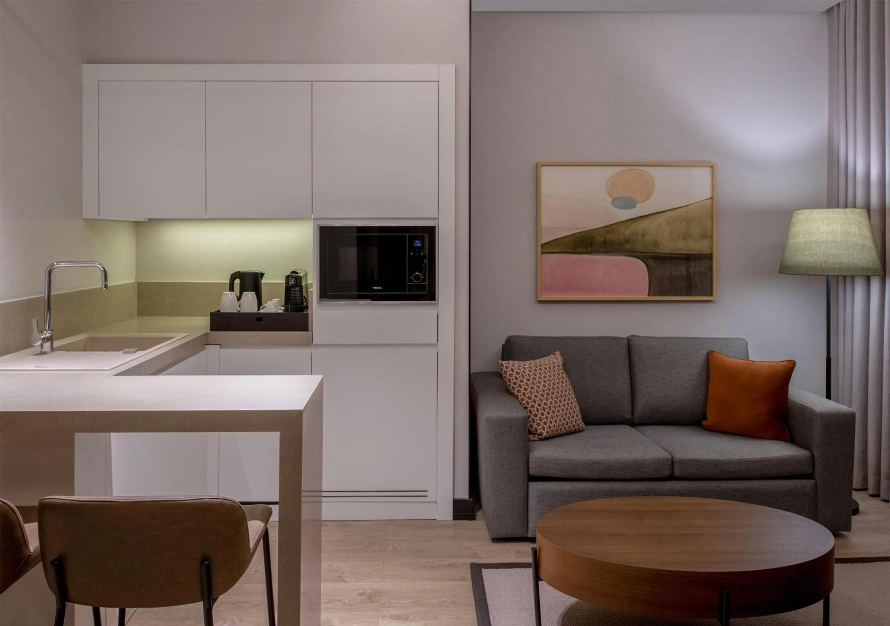 Living room in Altunizade Suites Istanbul, Curio Collection By Hilton