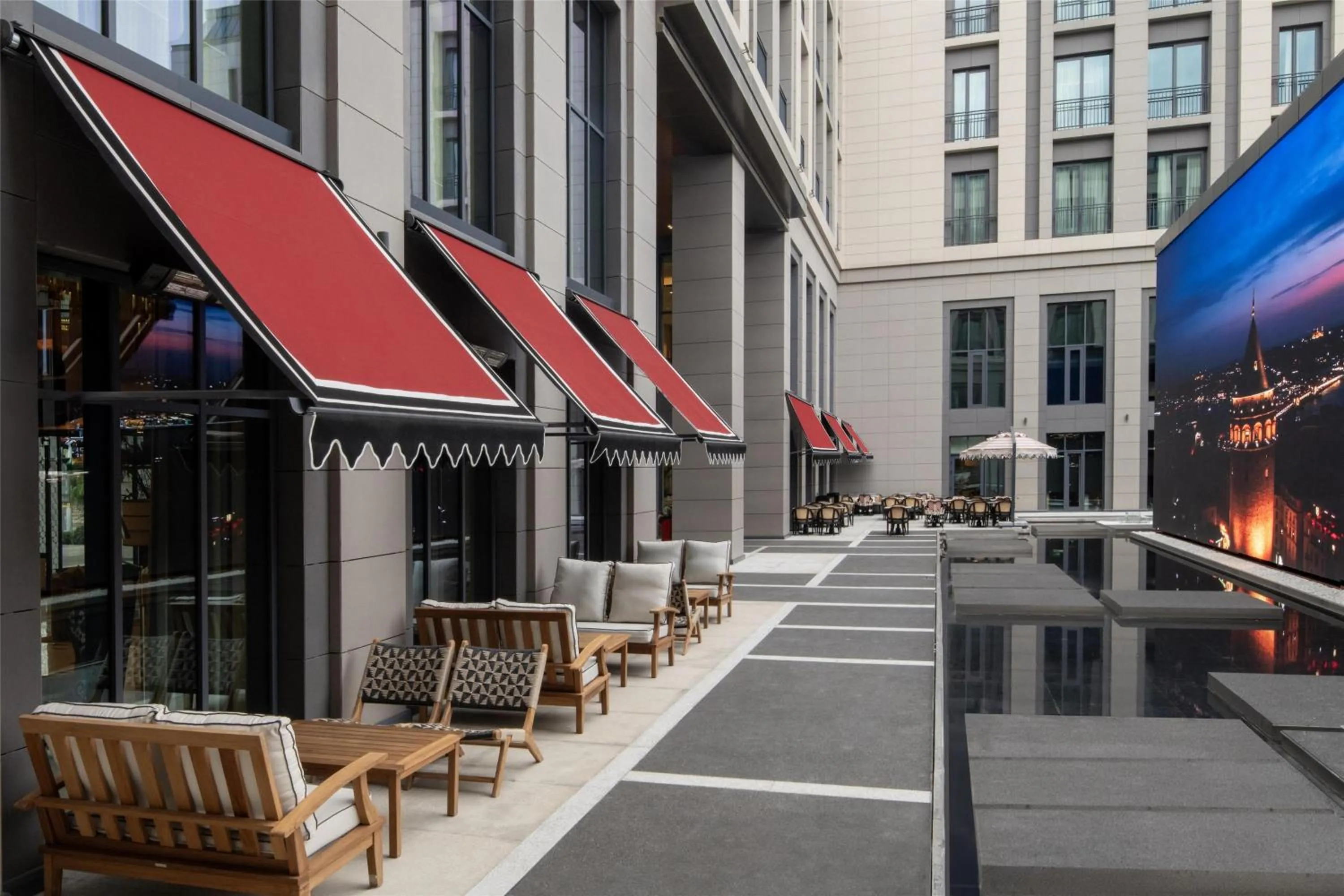 Restaurant/places to eat in Altunizade Suites Istanbul, Curio Collection By Hilton