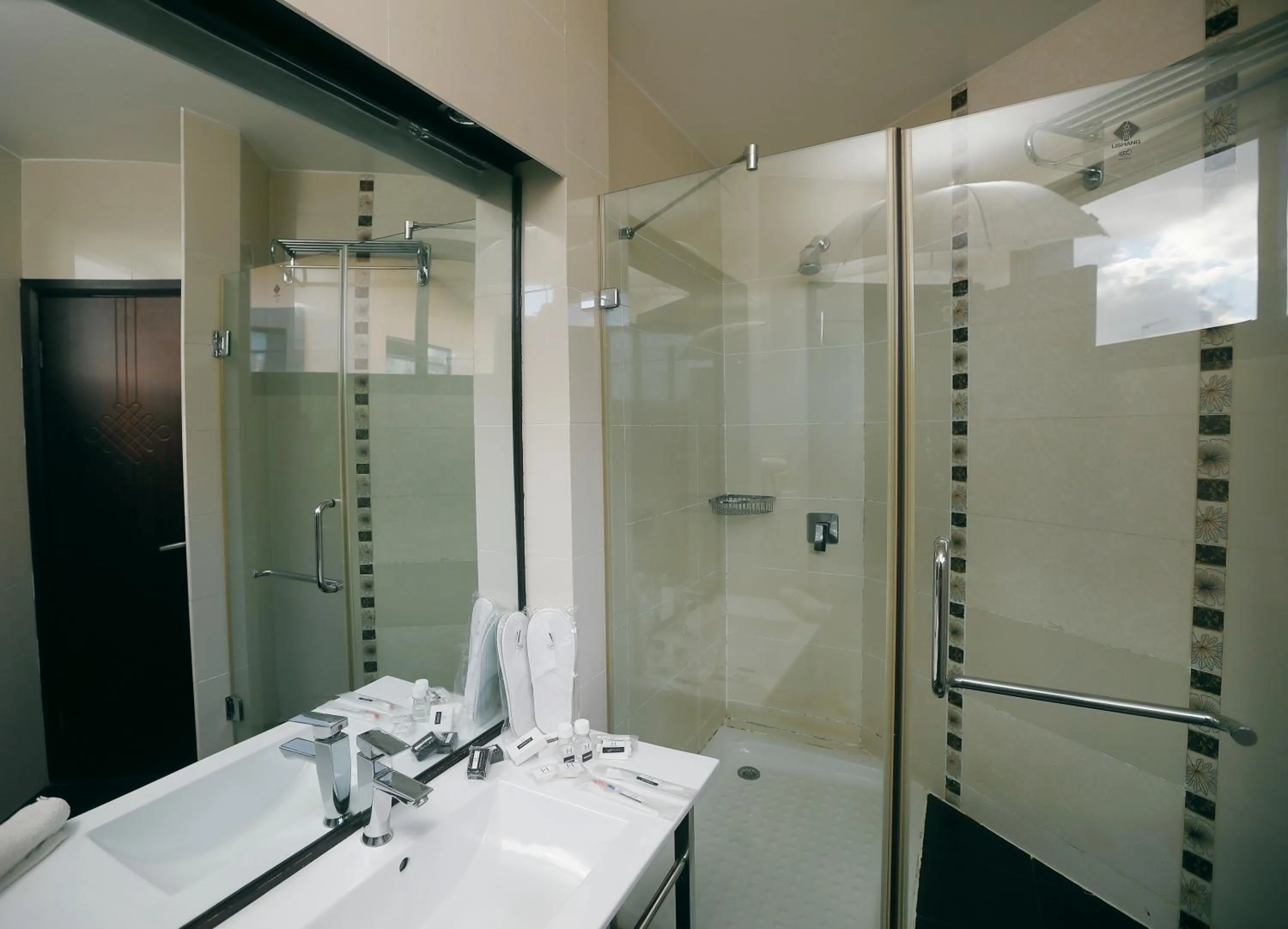 Shower in Central Hotel Tana