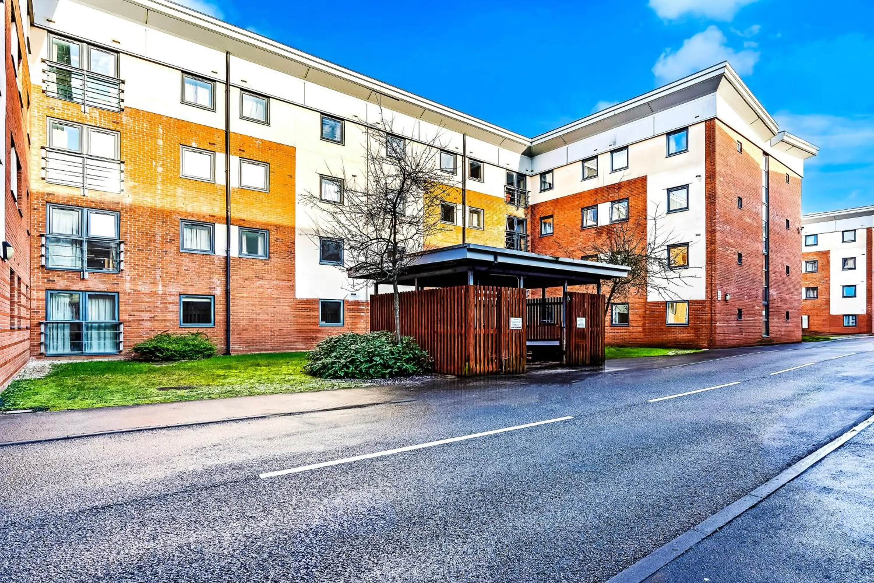 Facade/entrance in OYO Crewe City Centre