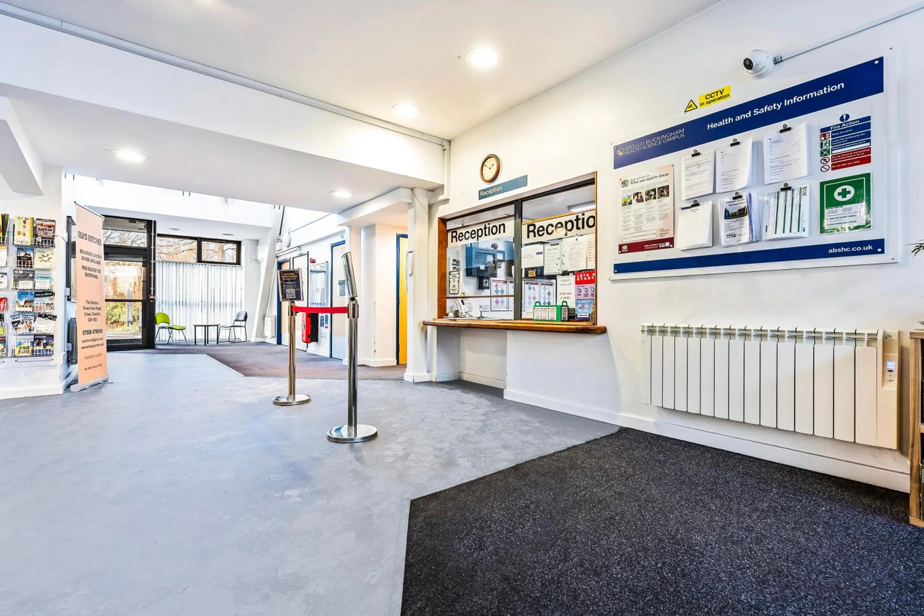 Lobby or reception in OYO Crewe City Centre