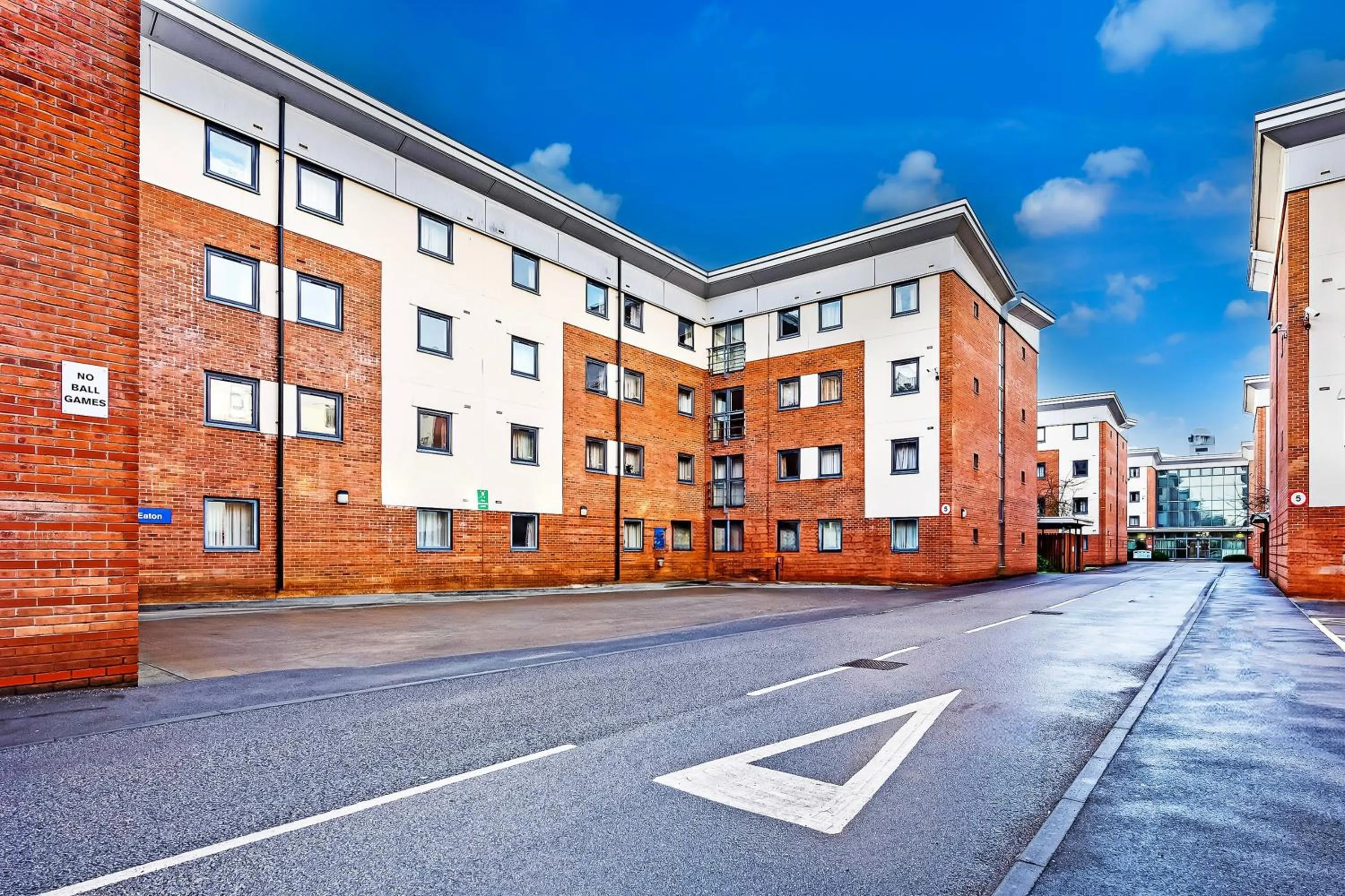 Facade/entrance in OYO Crewe City Centre