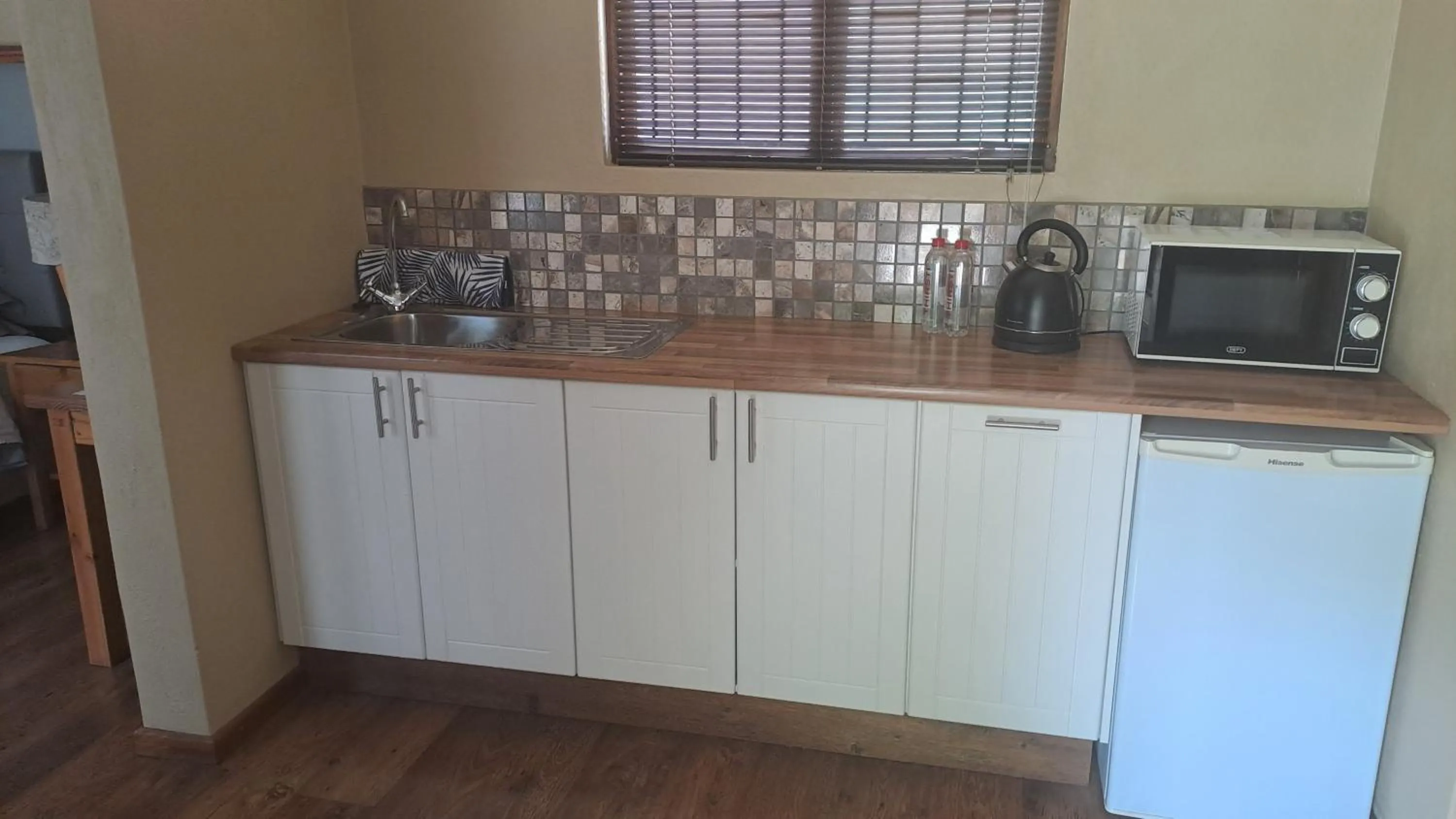 Kitchen or kitchenette in African Dawn B&B