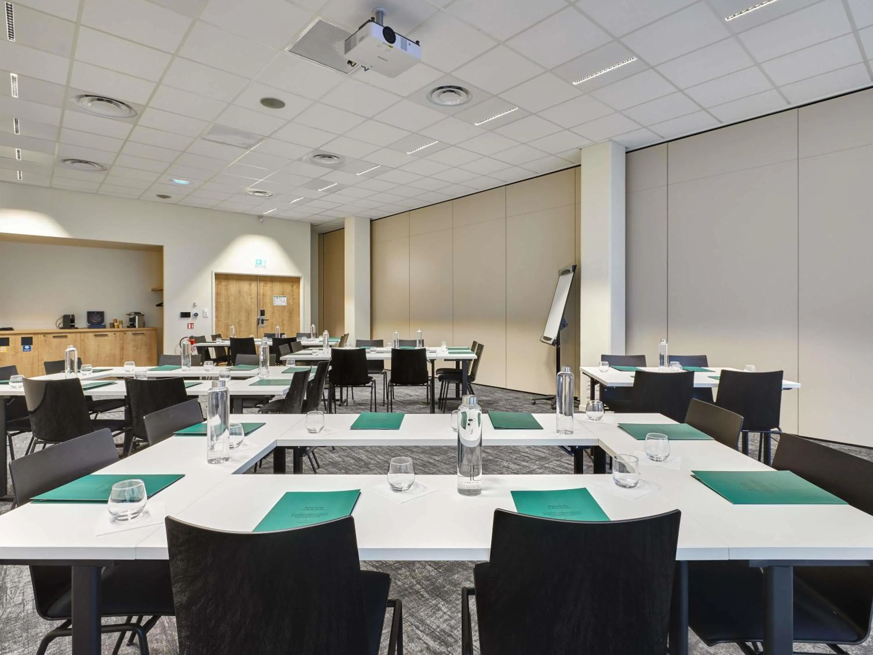 Meeting/conference room in ibis Styles La Roche-sur-Yon