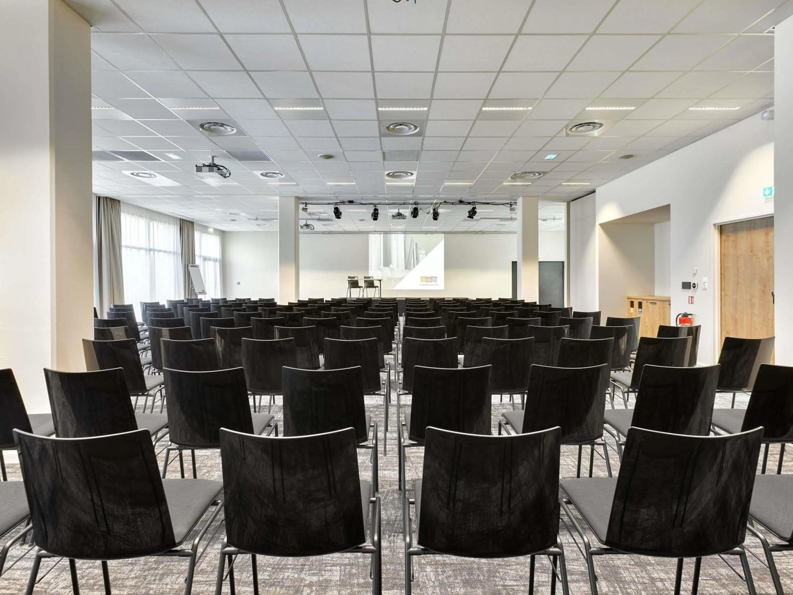 Meeting/conference room in ibis Styles La Roche-sur-Yon