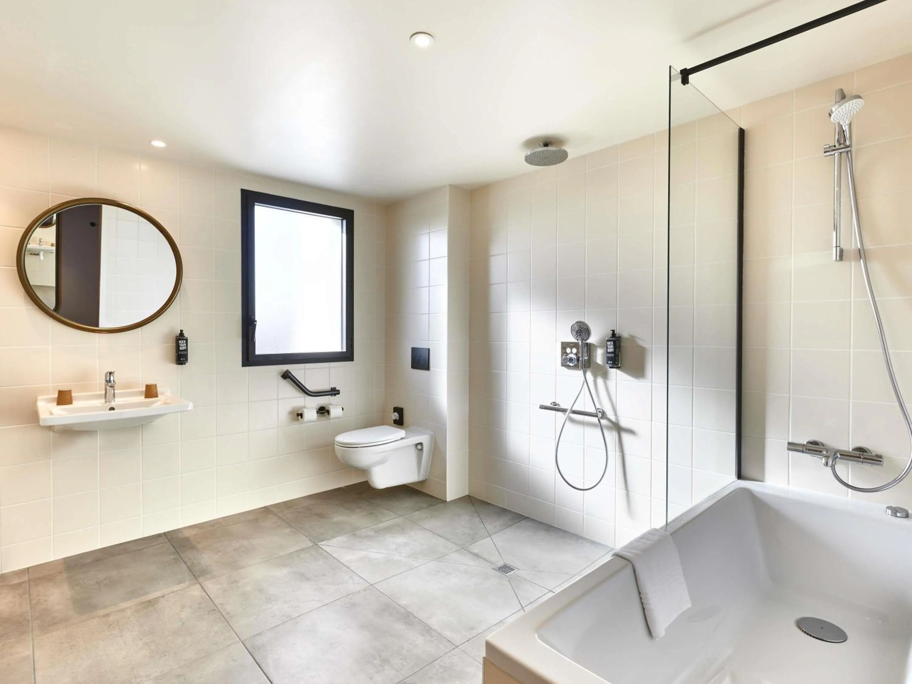 Bedroom in ibis Styles La Roche-sur-Yon