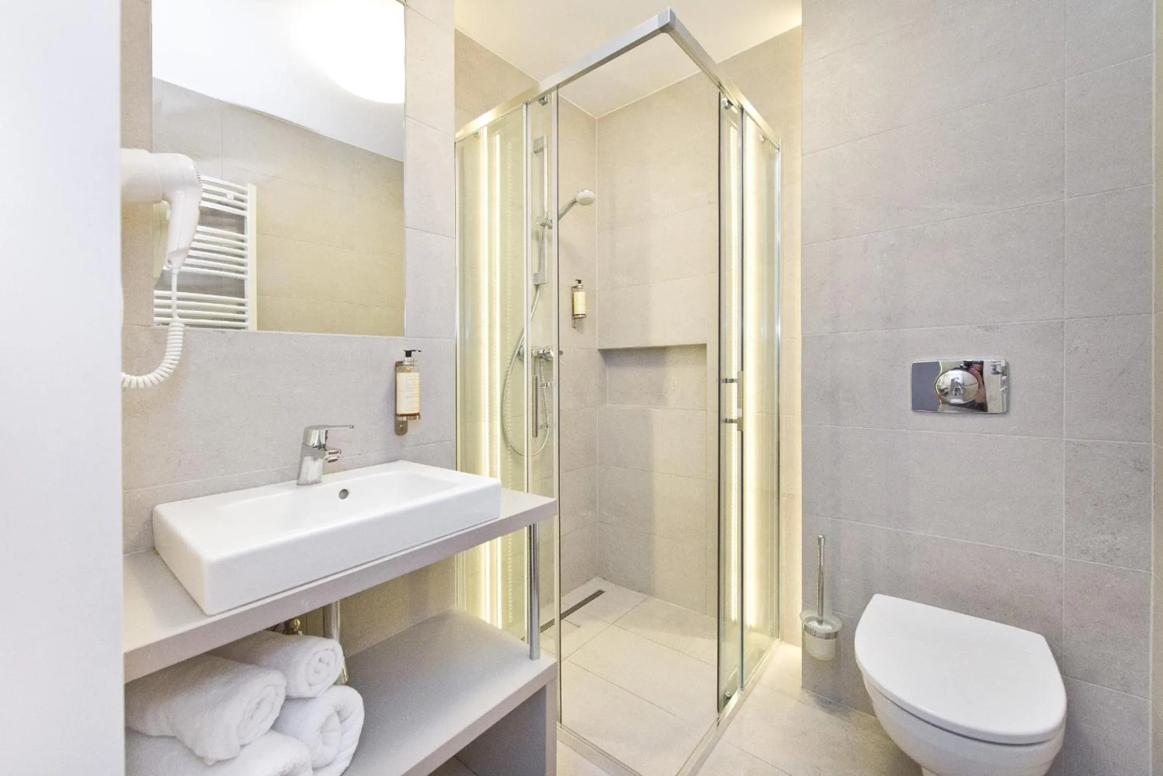 Bathroom in Villa 21 by Victus