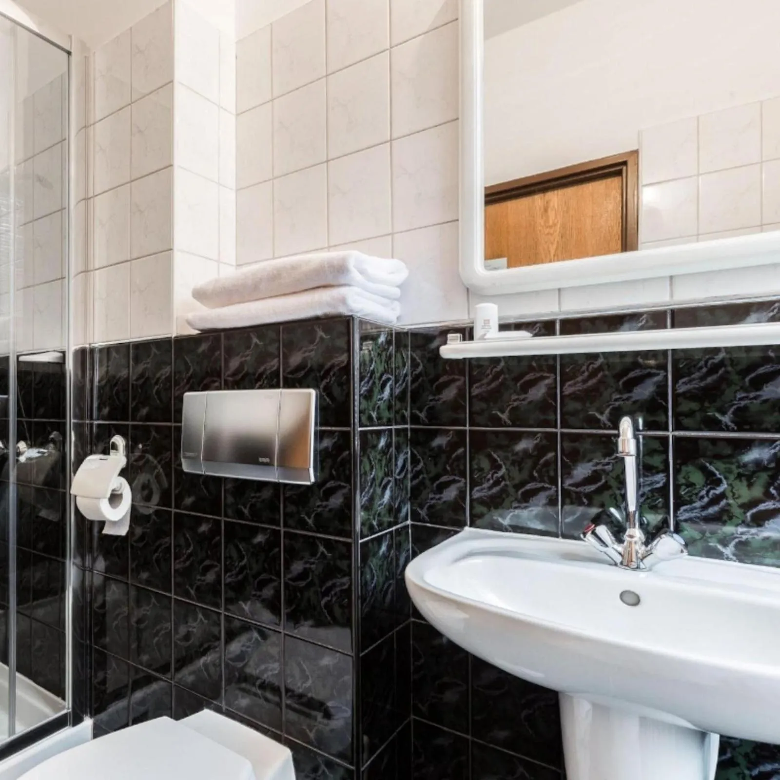 Shower in Hotel Helios 300m od Krupówek nowy BASEN od 12 lipca