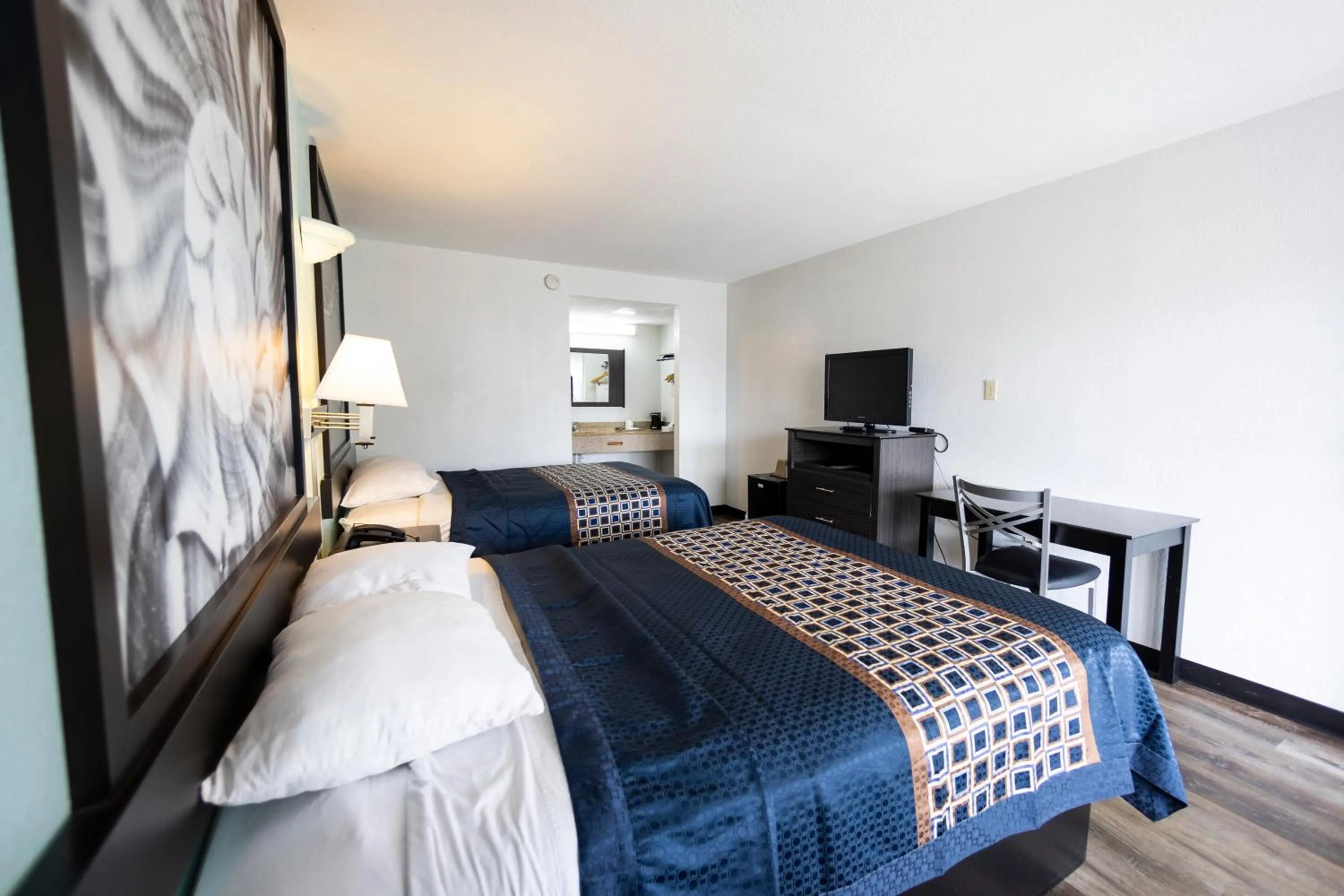 Photo of the whole room, Bed in Ocean Breeze Inn