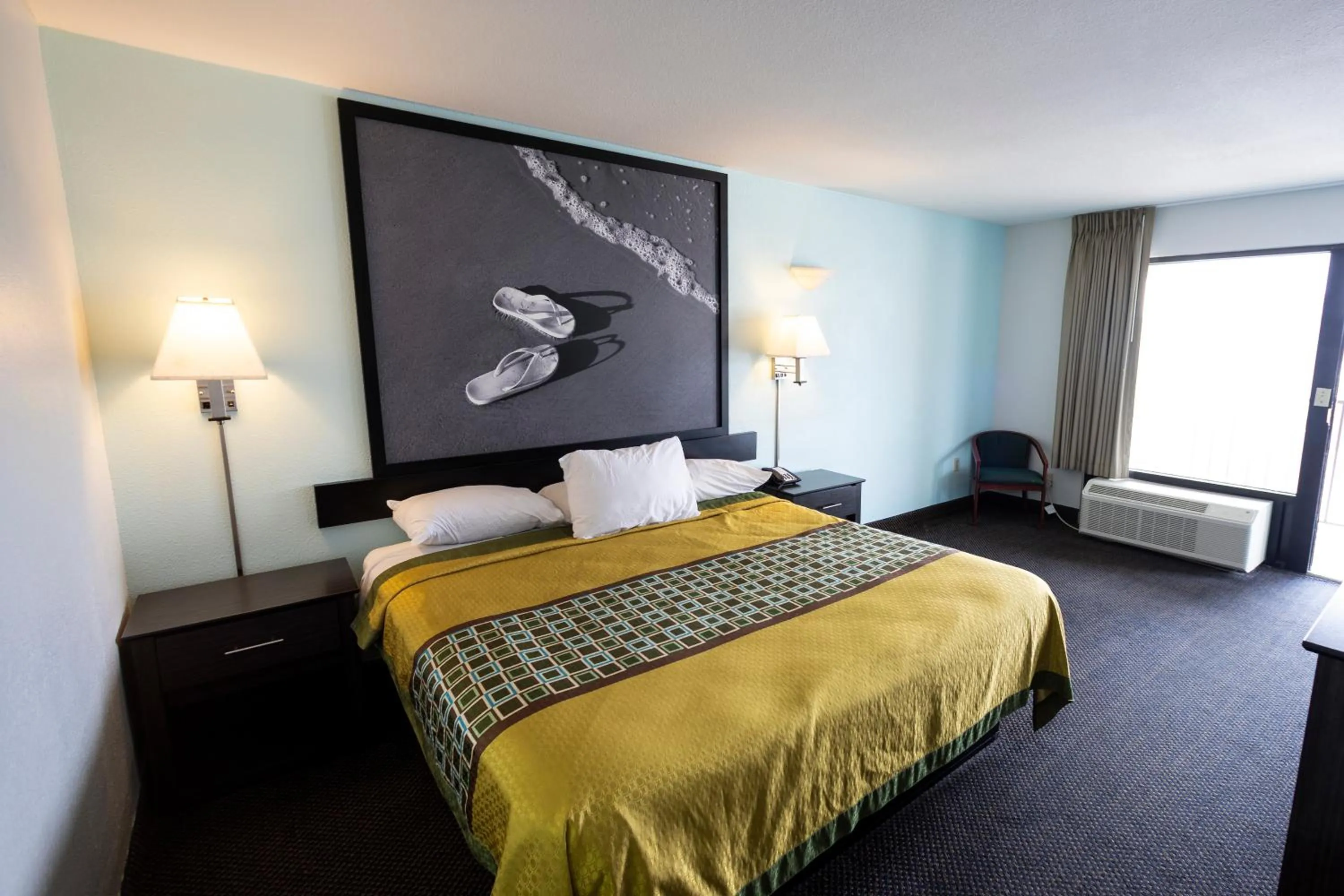 Photo of the whole room, Bed in Ocean Breeze Inn