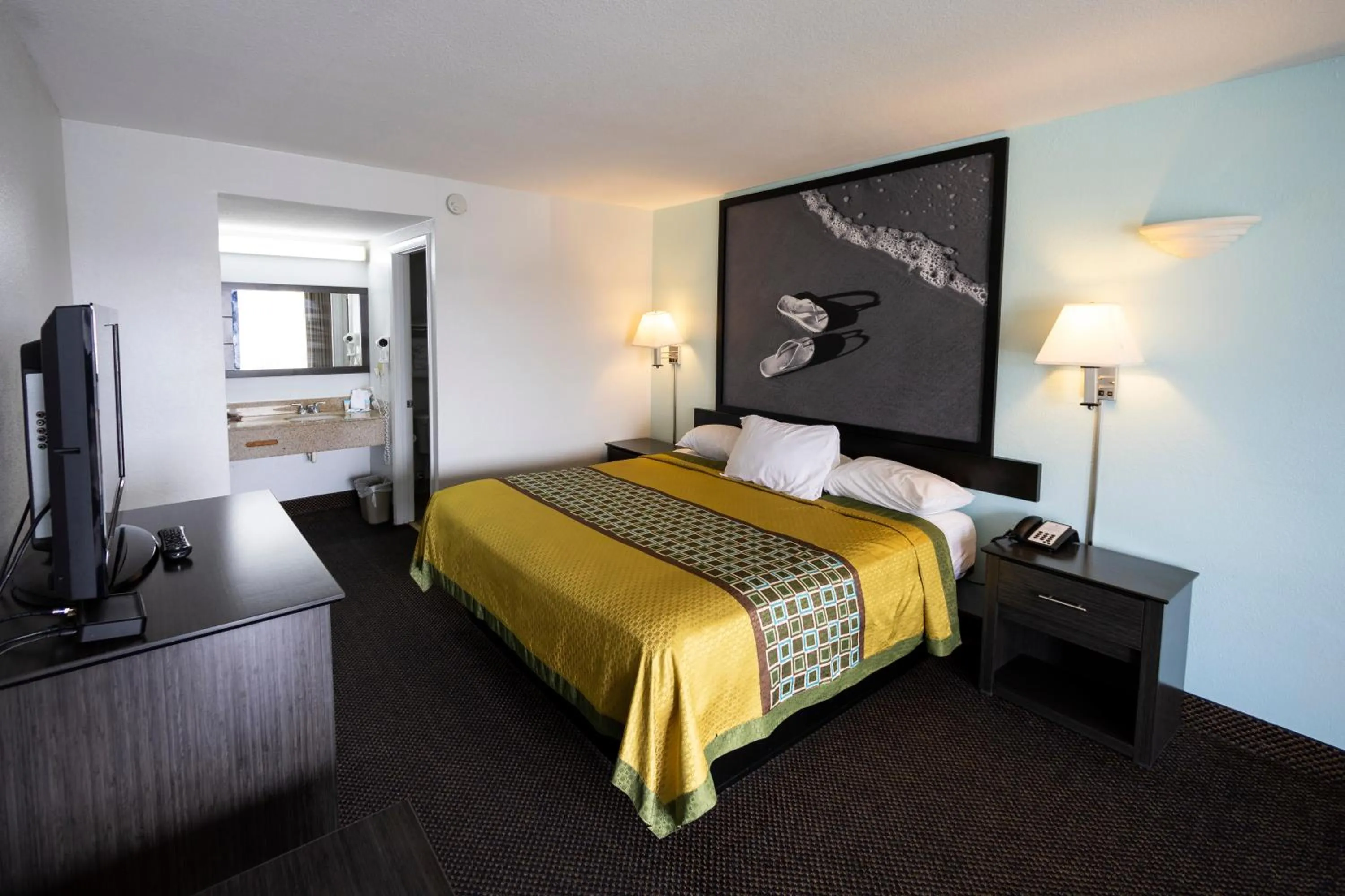 Photo of the whole room, Bed in Ocean Breeze Inn