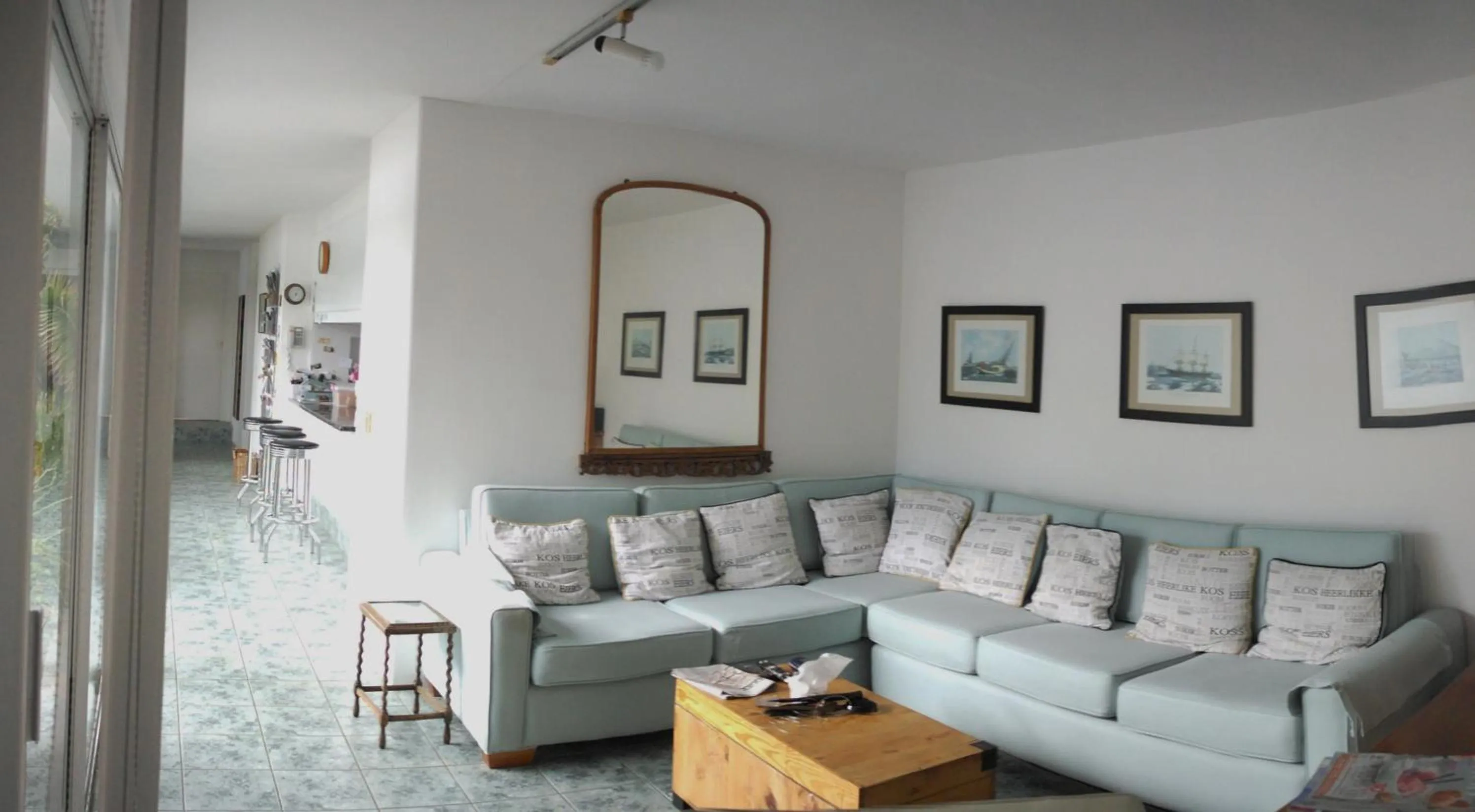 Communal lounge/ TV room in Admiralty Bed & Breakfast