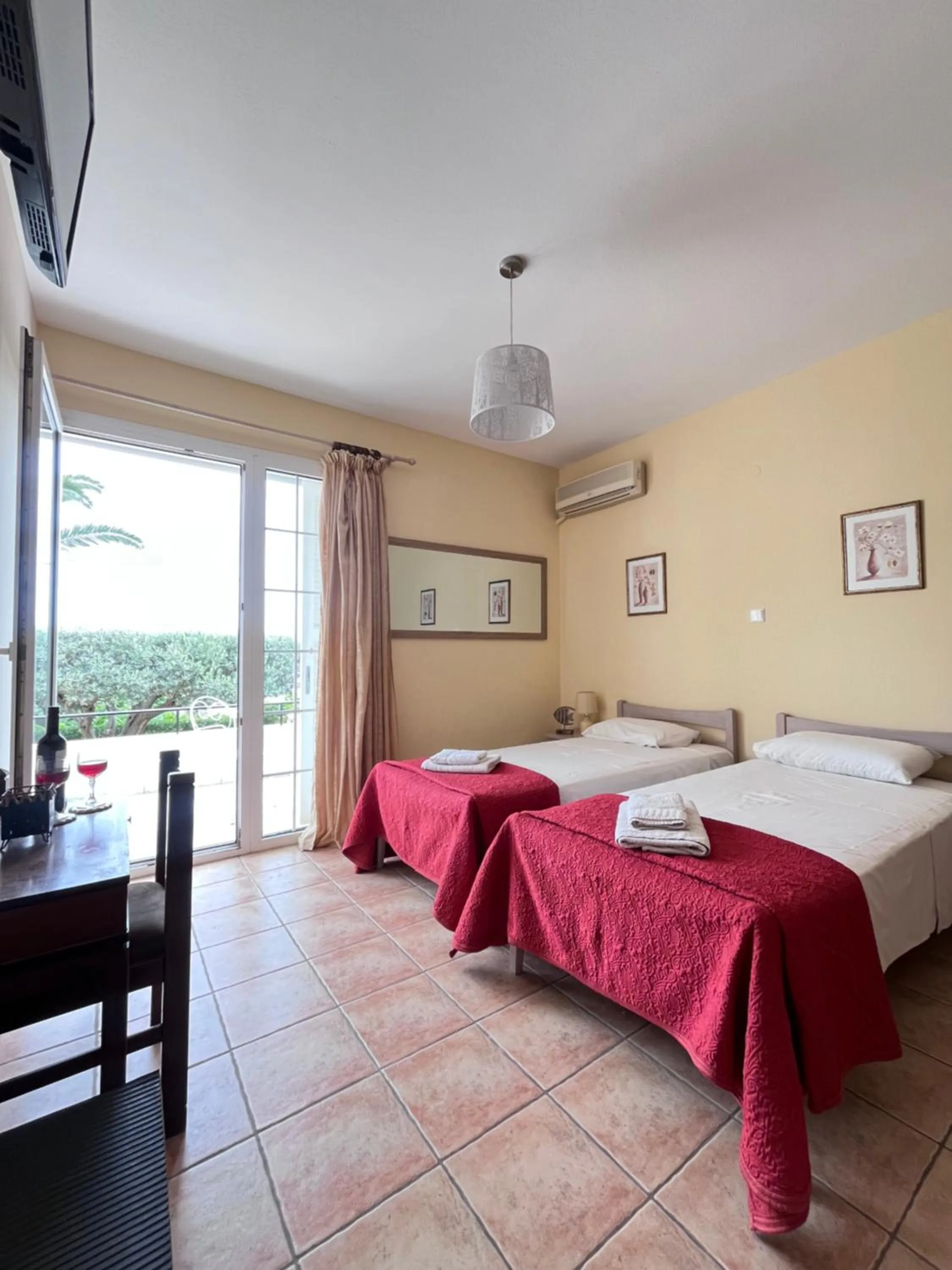 TV and multimedia, Bed in Hotel Elena