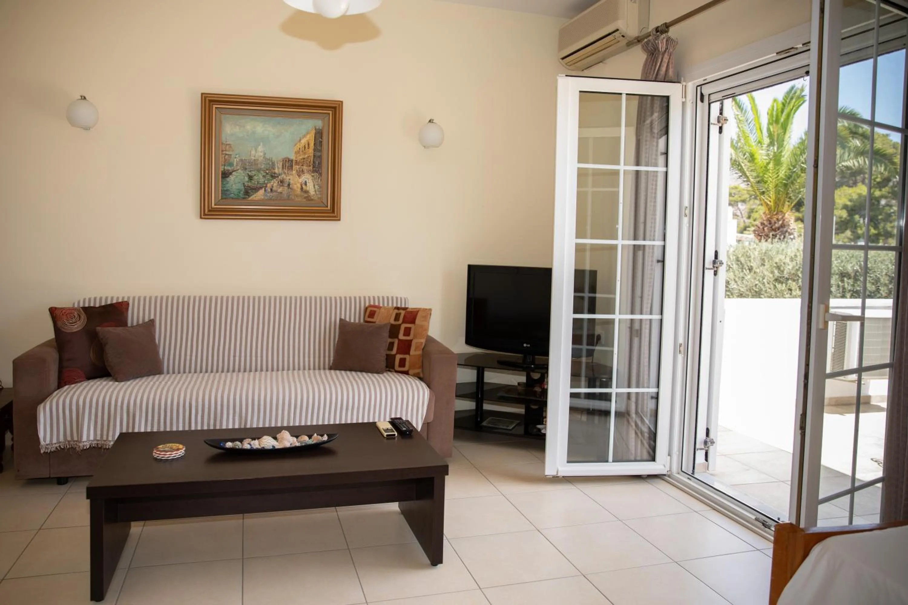 TV and multimedia in Hotel Elena